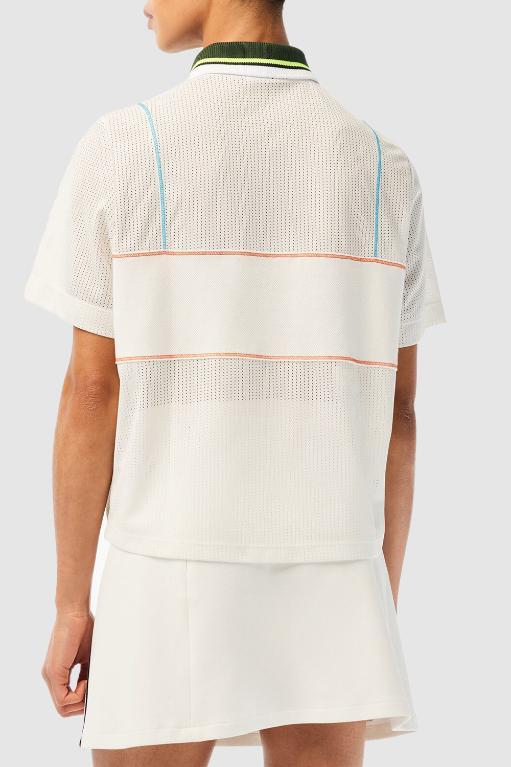 תמונת דוגמן אחורית של חולצת פולו קצרה