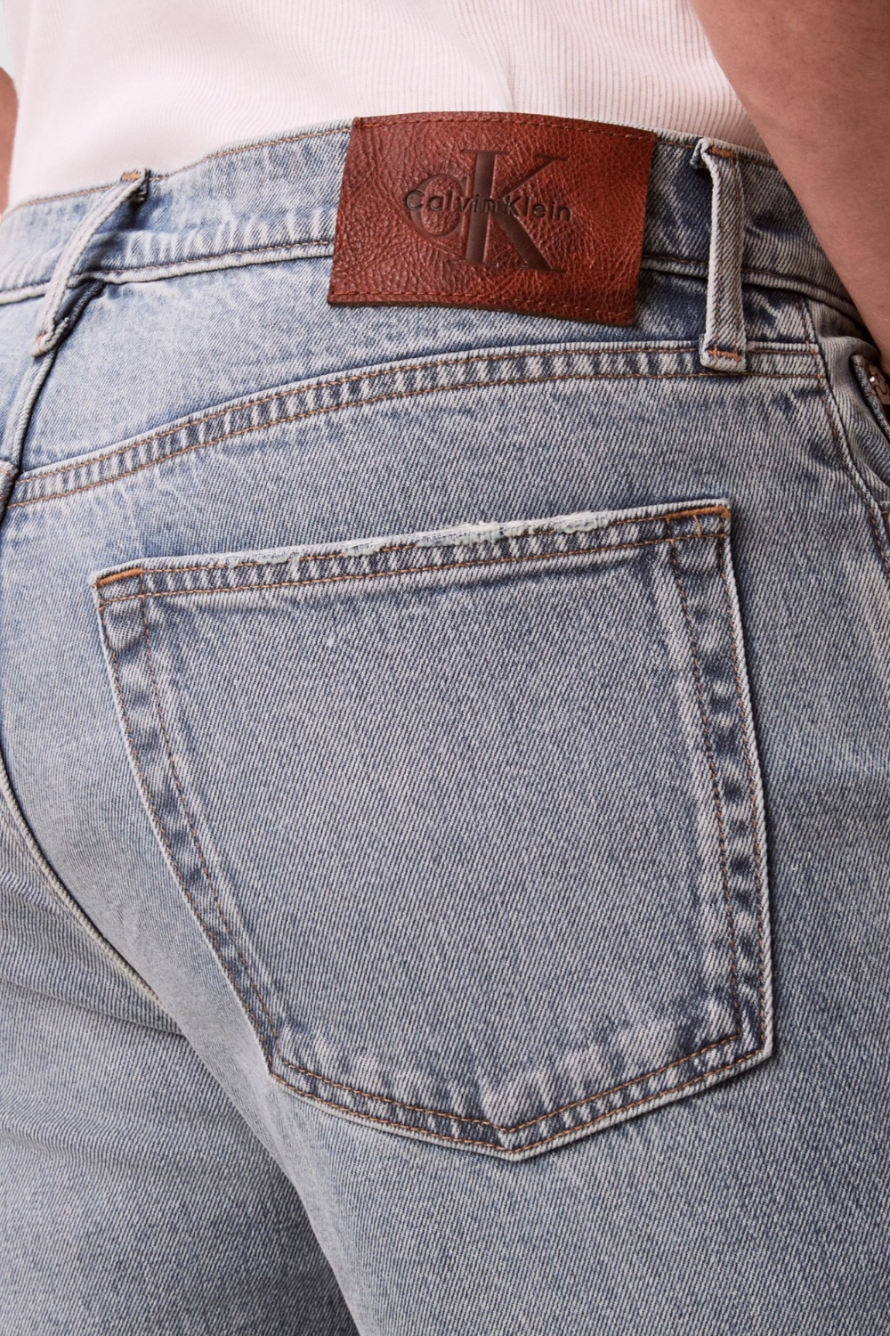 תמונת תקריב דוגמן של מכנסי ג'ינס בגזרה ישרה