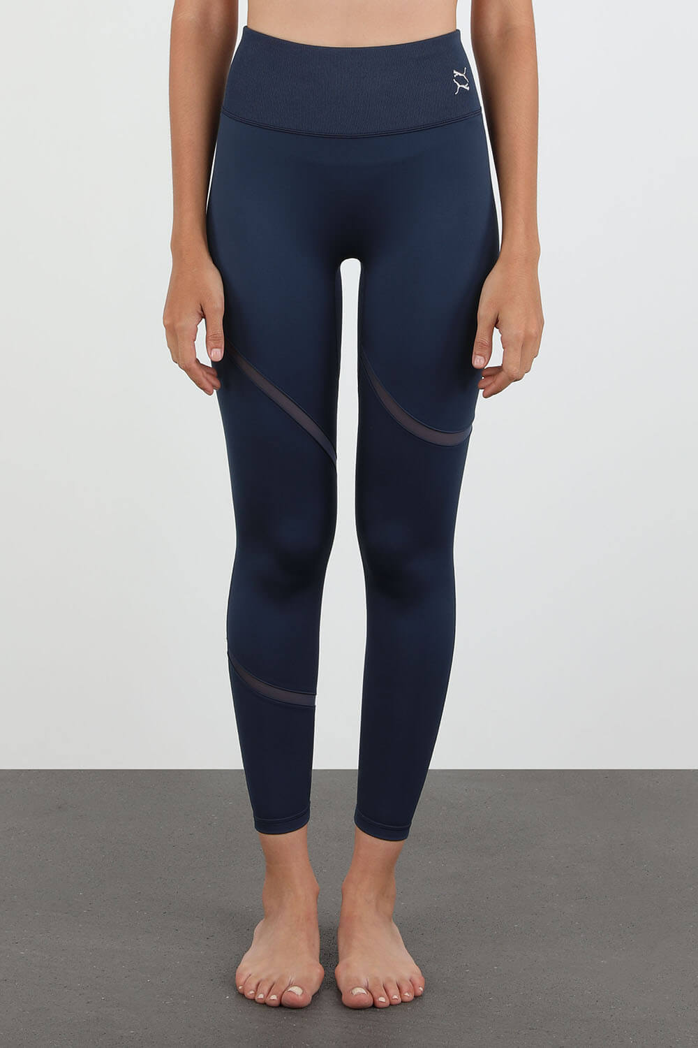 תמונת דוגמן קידמית של Exhale Mesh Curve Training Leggings in Blue
