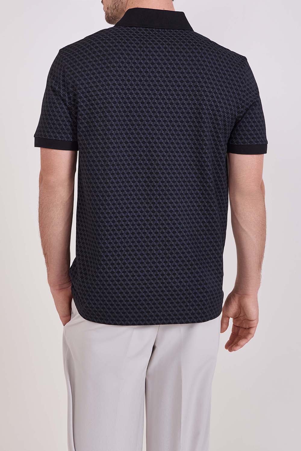 תמונת דוגמן אחורית של חולצת פולו