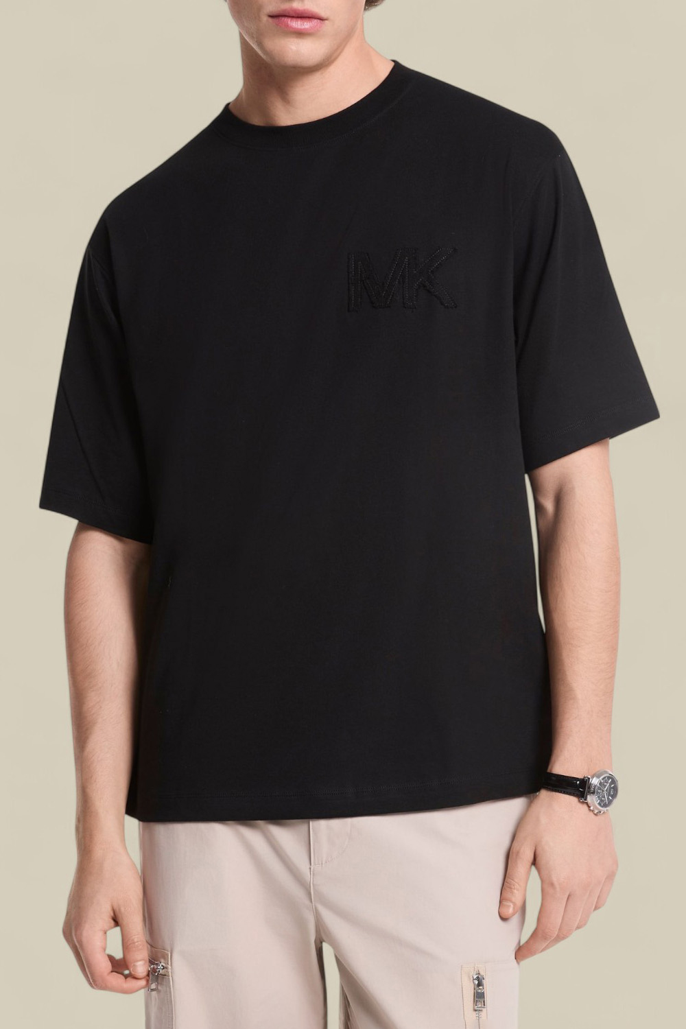 תמונת דוגמן קידמית של חולצת טי עם לוגו פאץ'