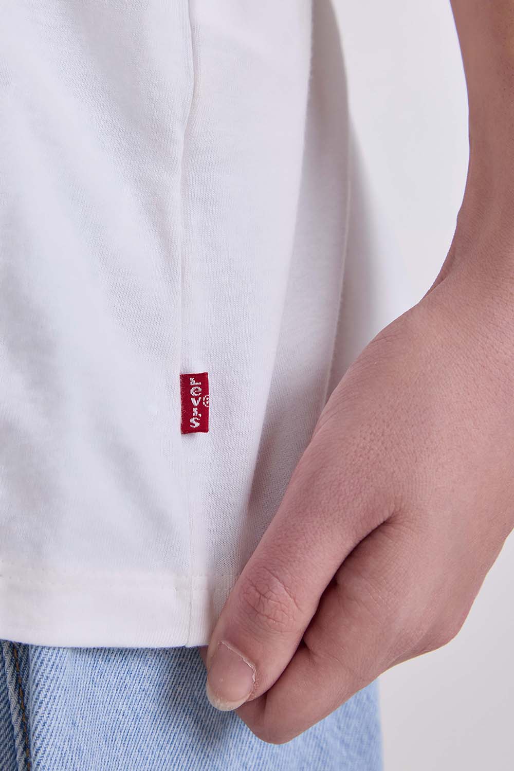 תמונת תקריב דוגמן של חולצת טי אוברסייז