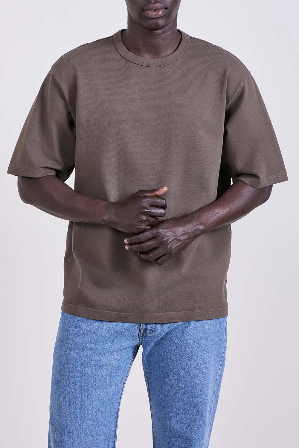 תמונת דוגמן קידמית של טי שירט אוברסייז