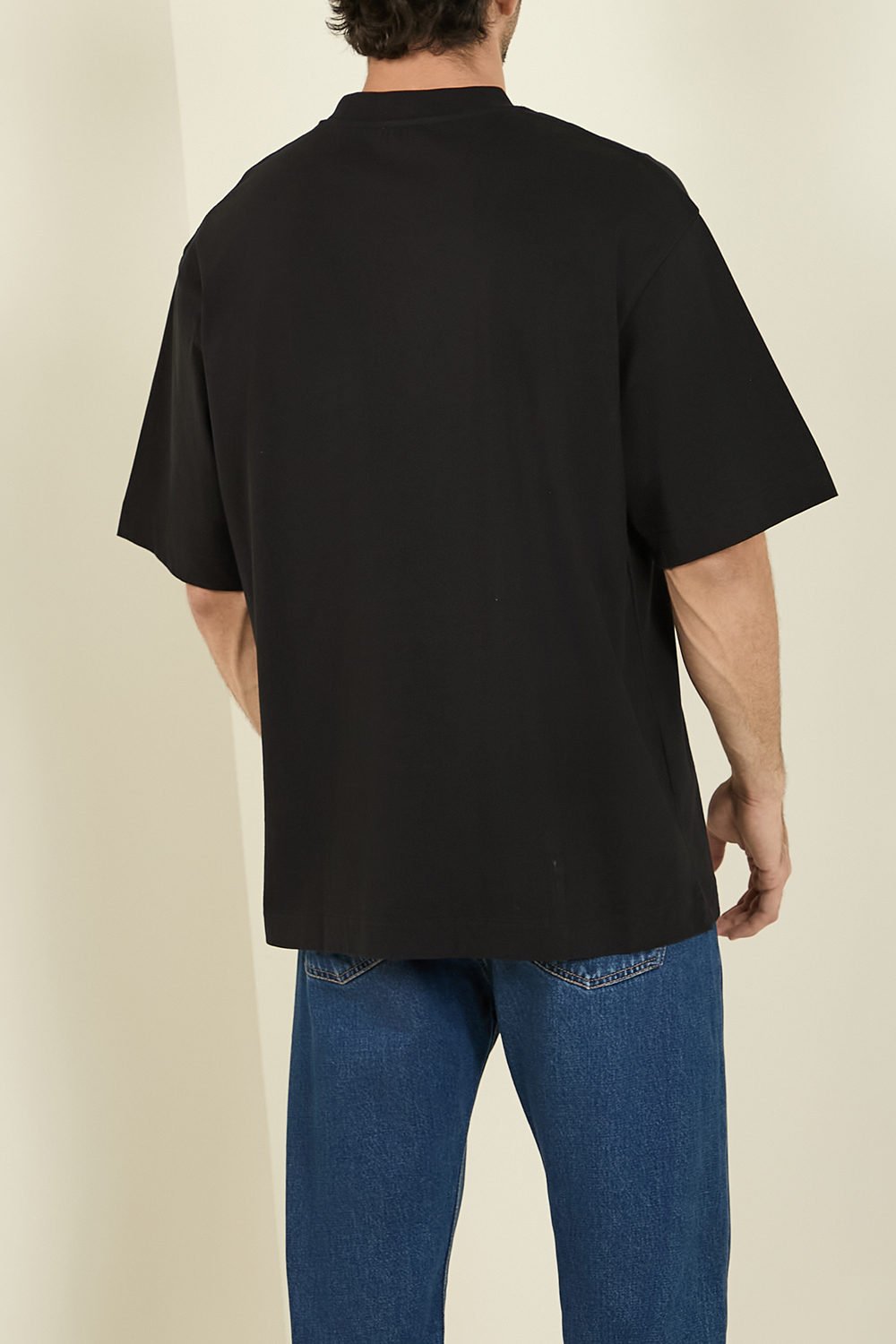 תמונת דוגמן אחורית של חולצת טי