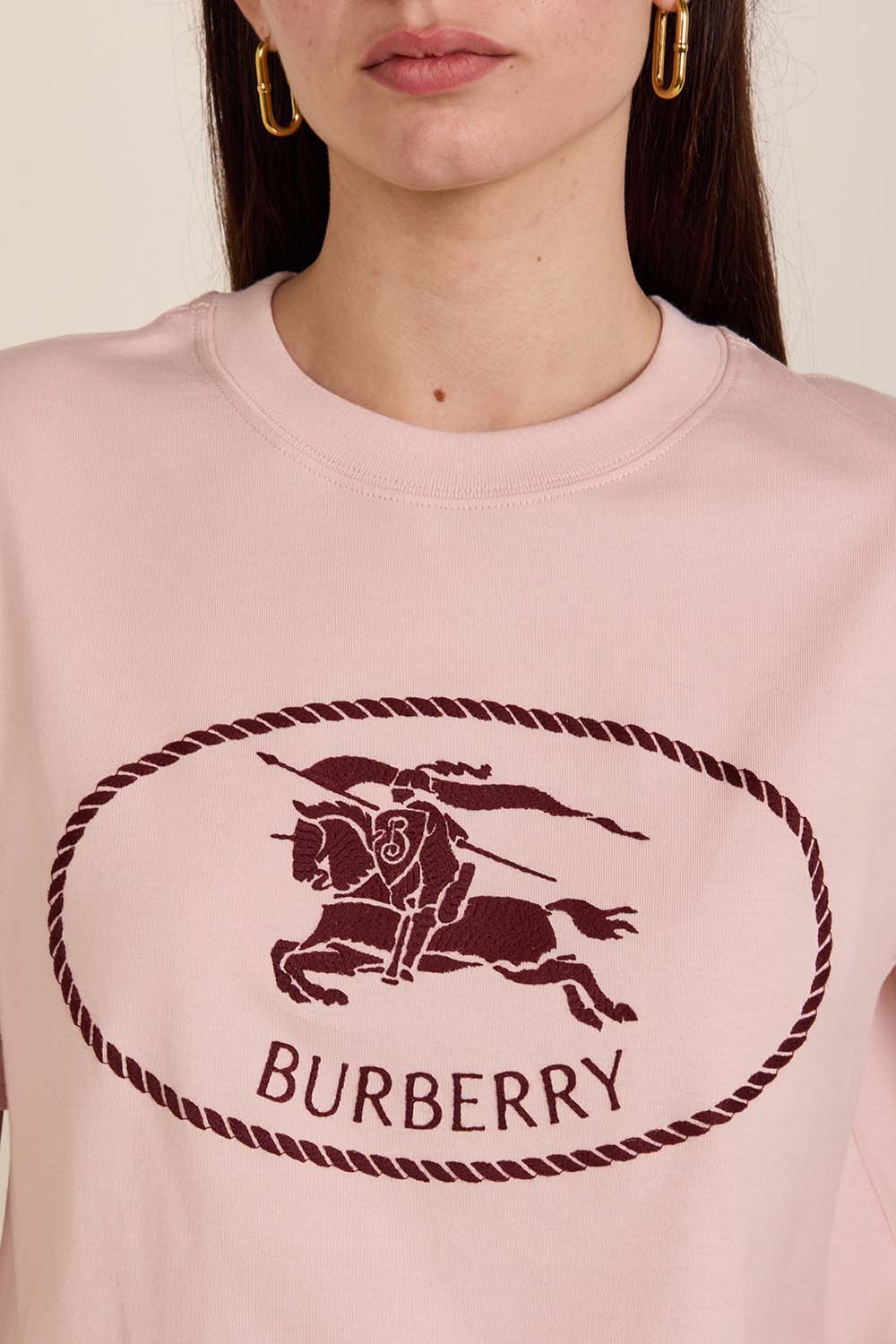 תמונת תקריב דוגמן של חולצת טי בגזרת סלים פיט