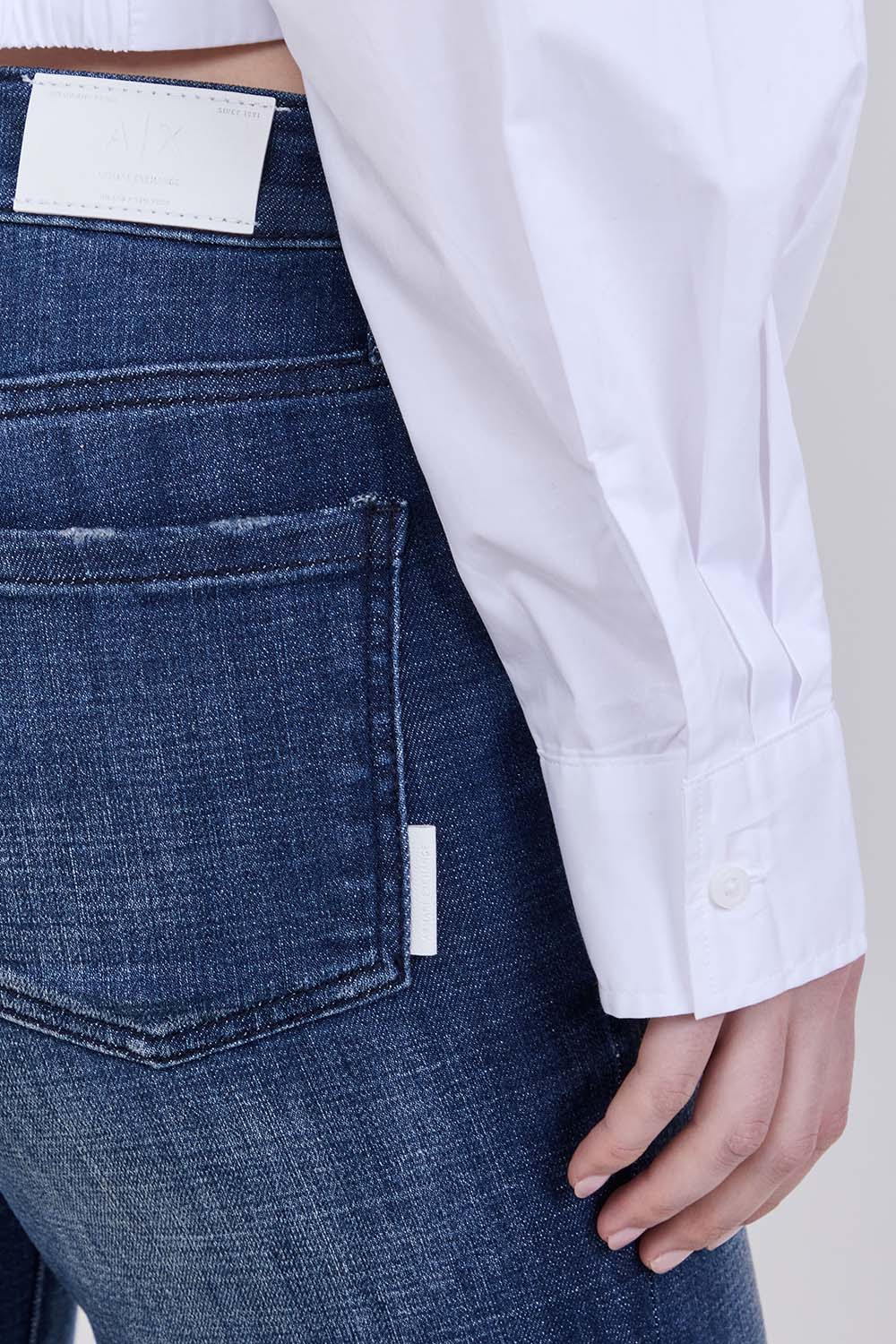 תמונת תקריב דוגמן של מכנסי ג'ינס פלייר