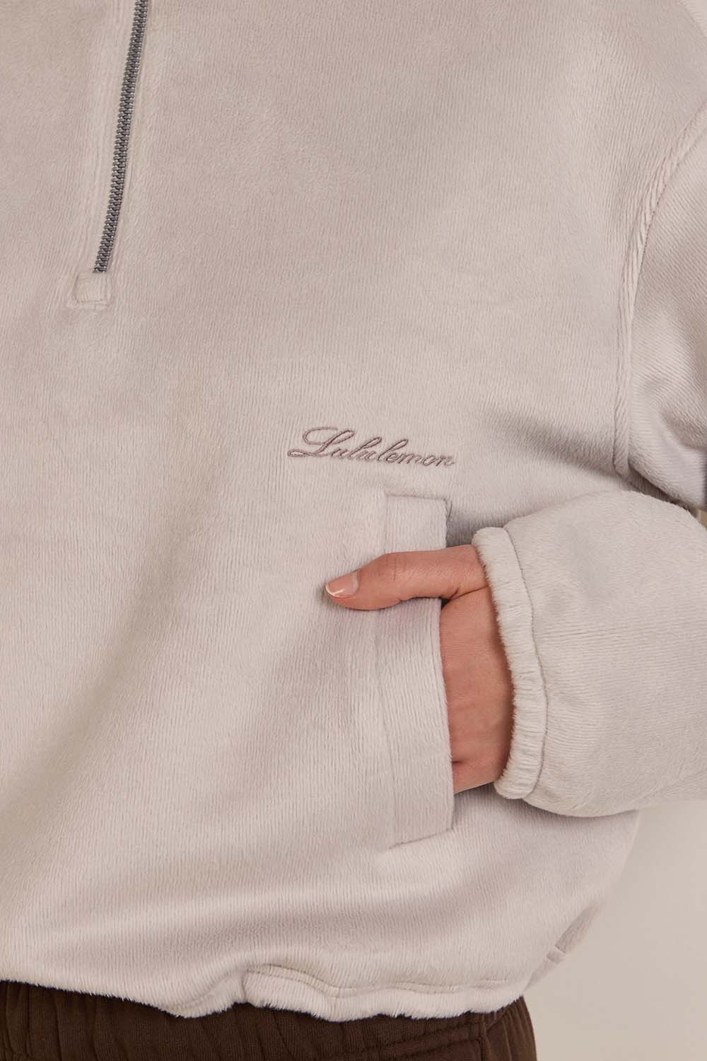 תמונת תקריב דוגמן של Plush Velour Oversized Half Zip