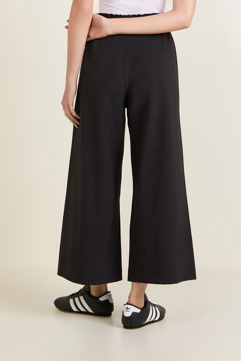 תמונת דוגמן אחורית של Stretch Woven High-Rise Wide-Leg Cropped Pant