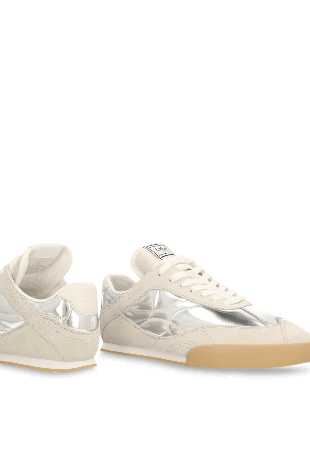 תמונת תקריב של נעלי סניקרס