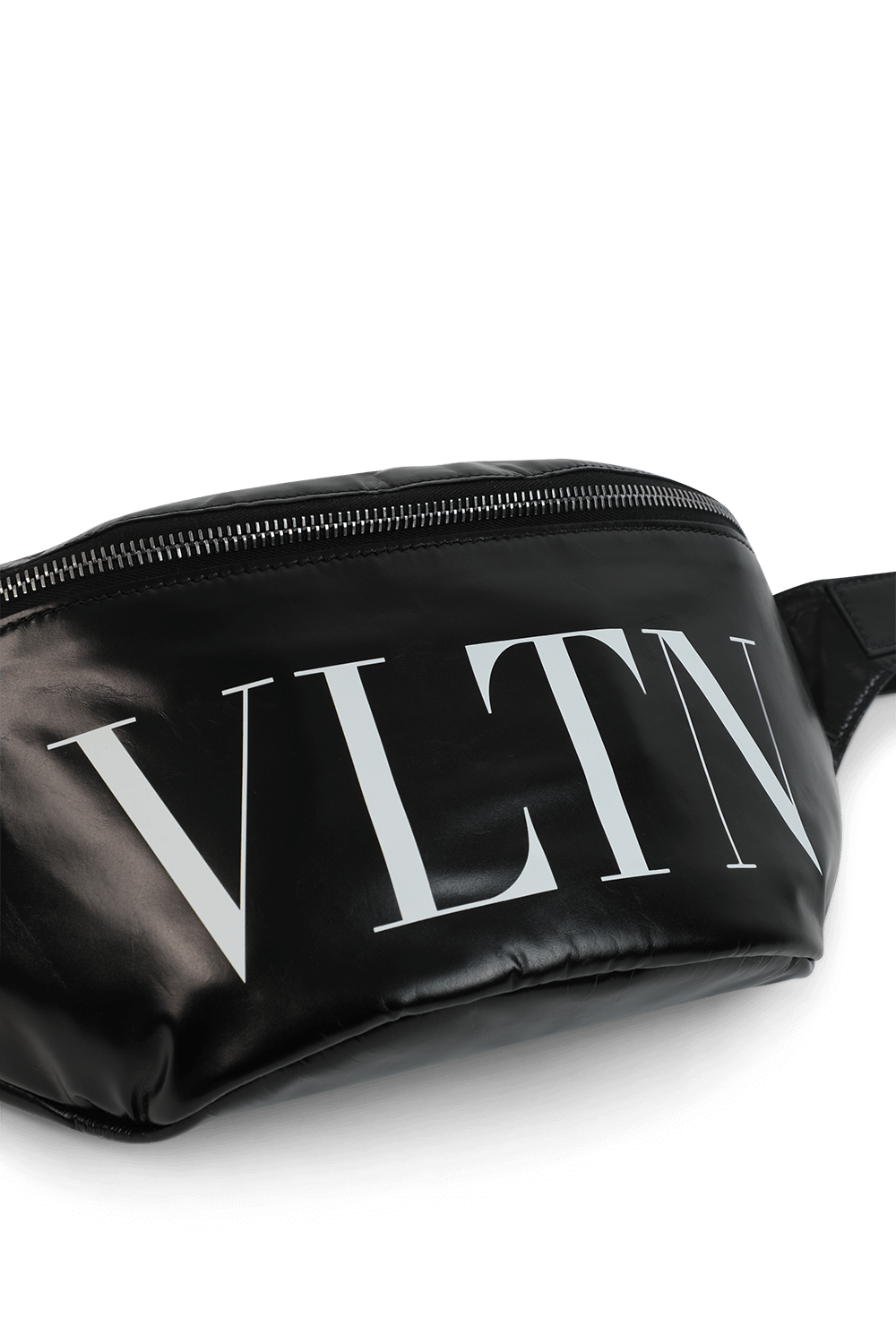 תמונת תקריב של תיק פאוץ' מעור מבריק