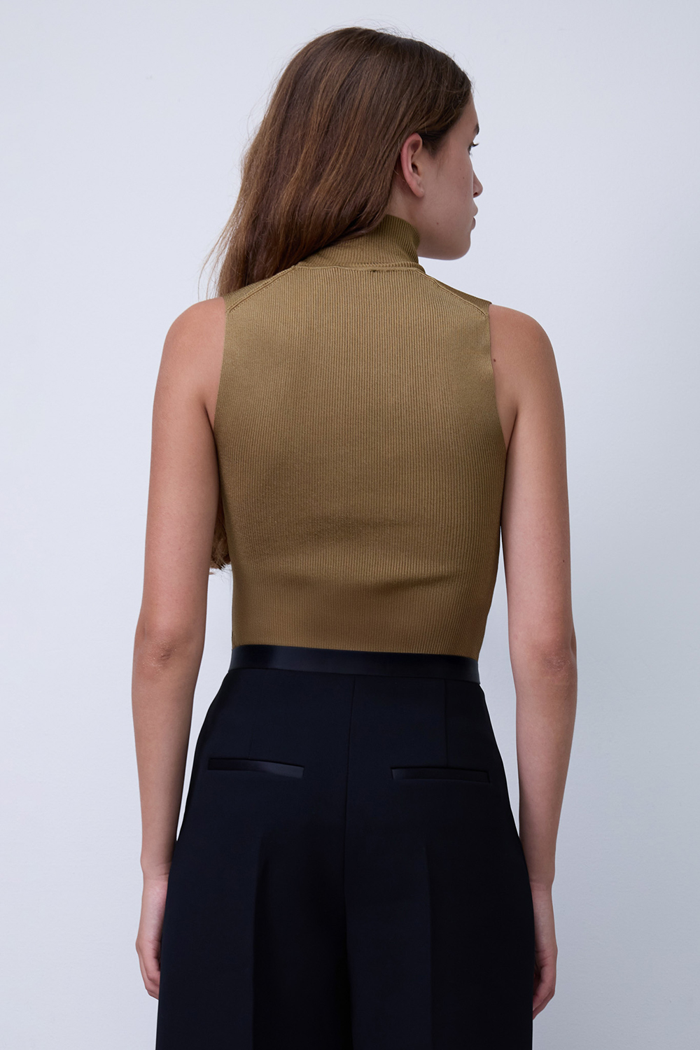 תמונת דוגמן אחורית של גופיית סריג