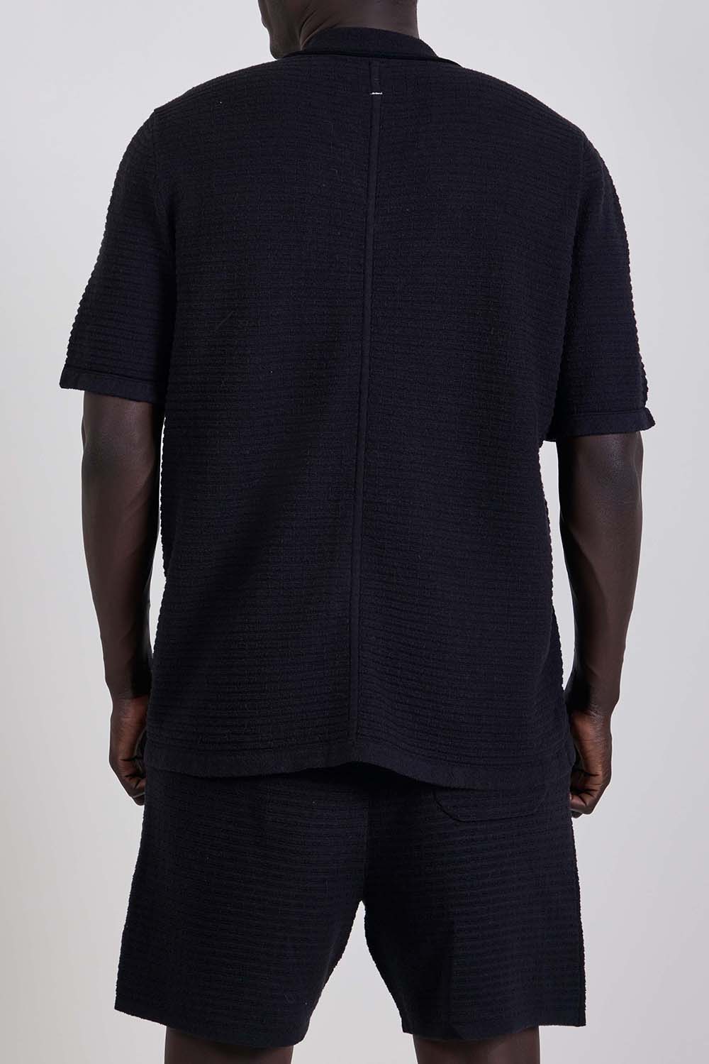 תמונת דוגמן אחורית של חולצה מכופתרת קצרה