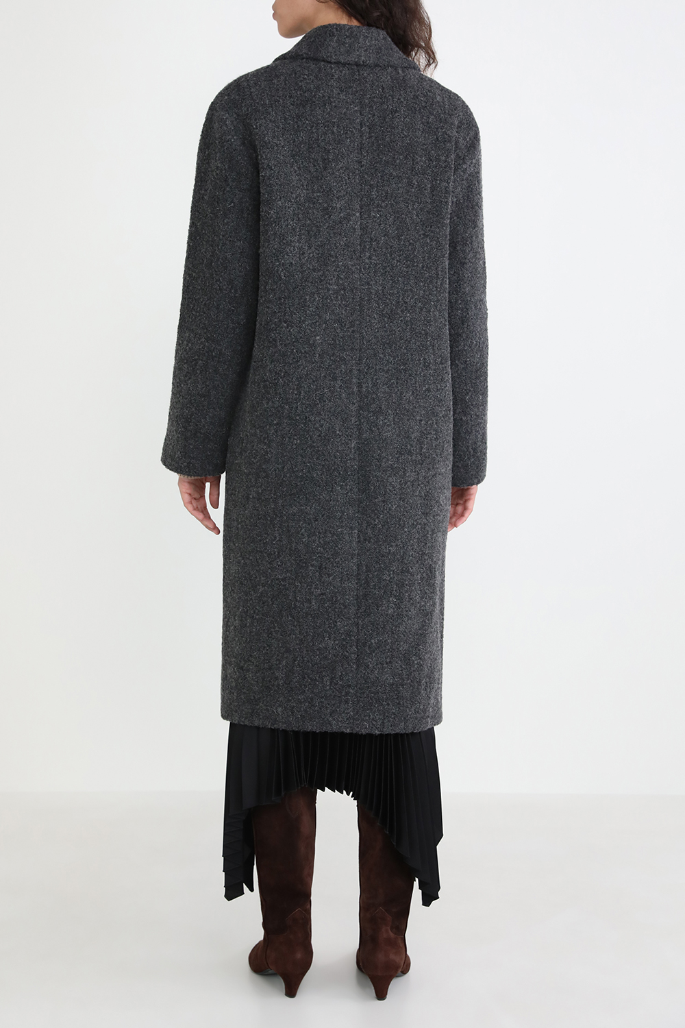 תמונת דוגמן אחורית של מעיל ארוך מצמר