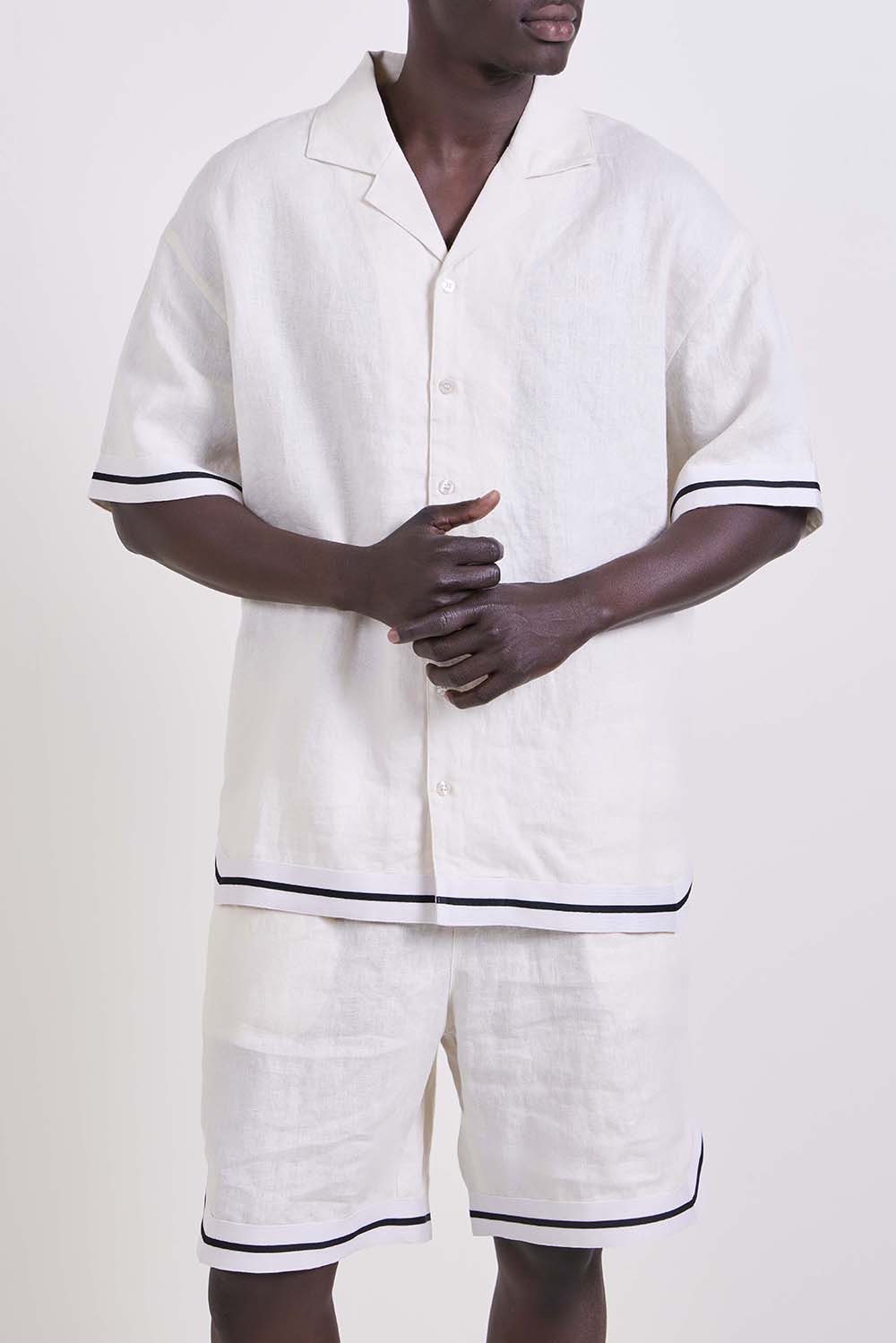 תמונת דוגמן קידמית של חולצת כפתורים קצרה