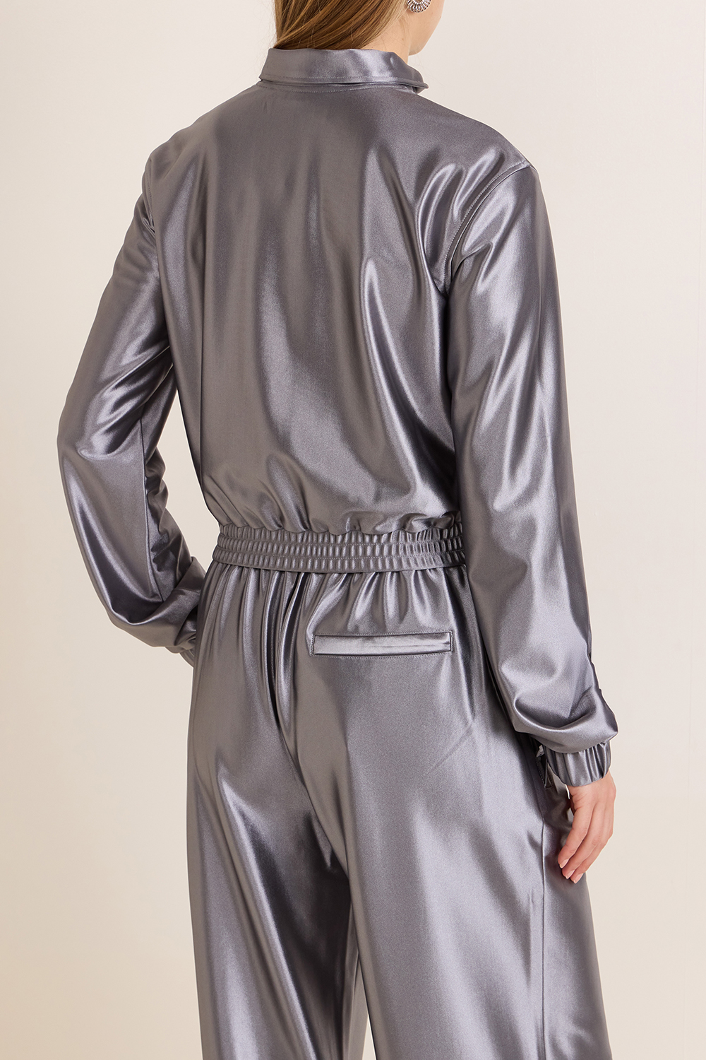 תמונת דוגמן אחורית של סווטשירט עם רוכסן