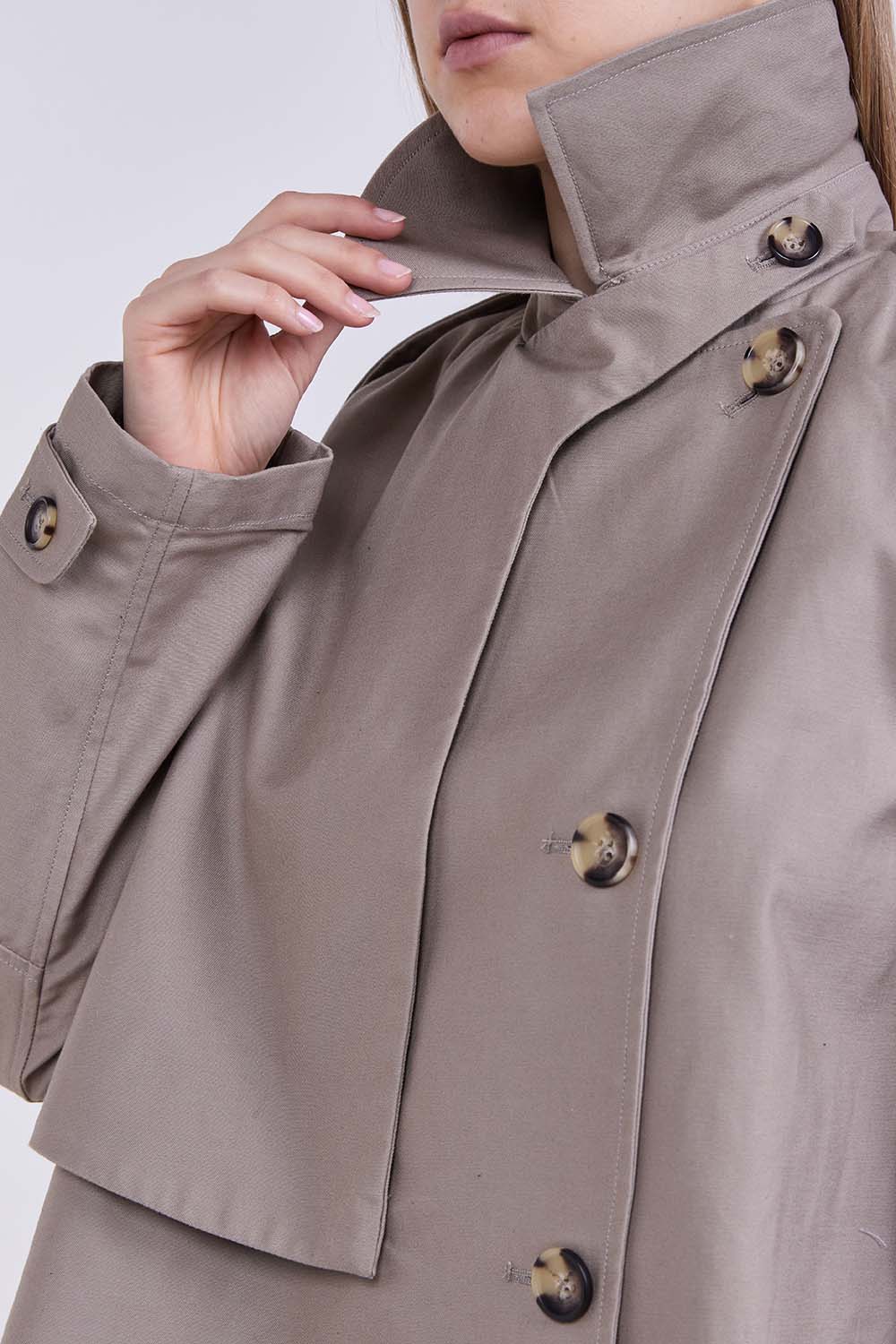 תמונת תקריב דוגמן של ז'קט טרנץ'