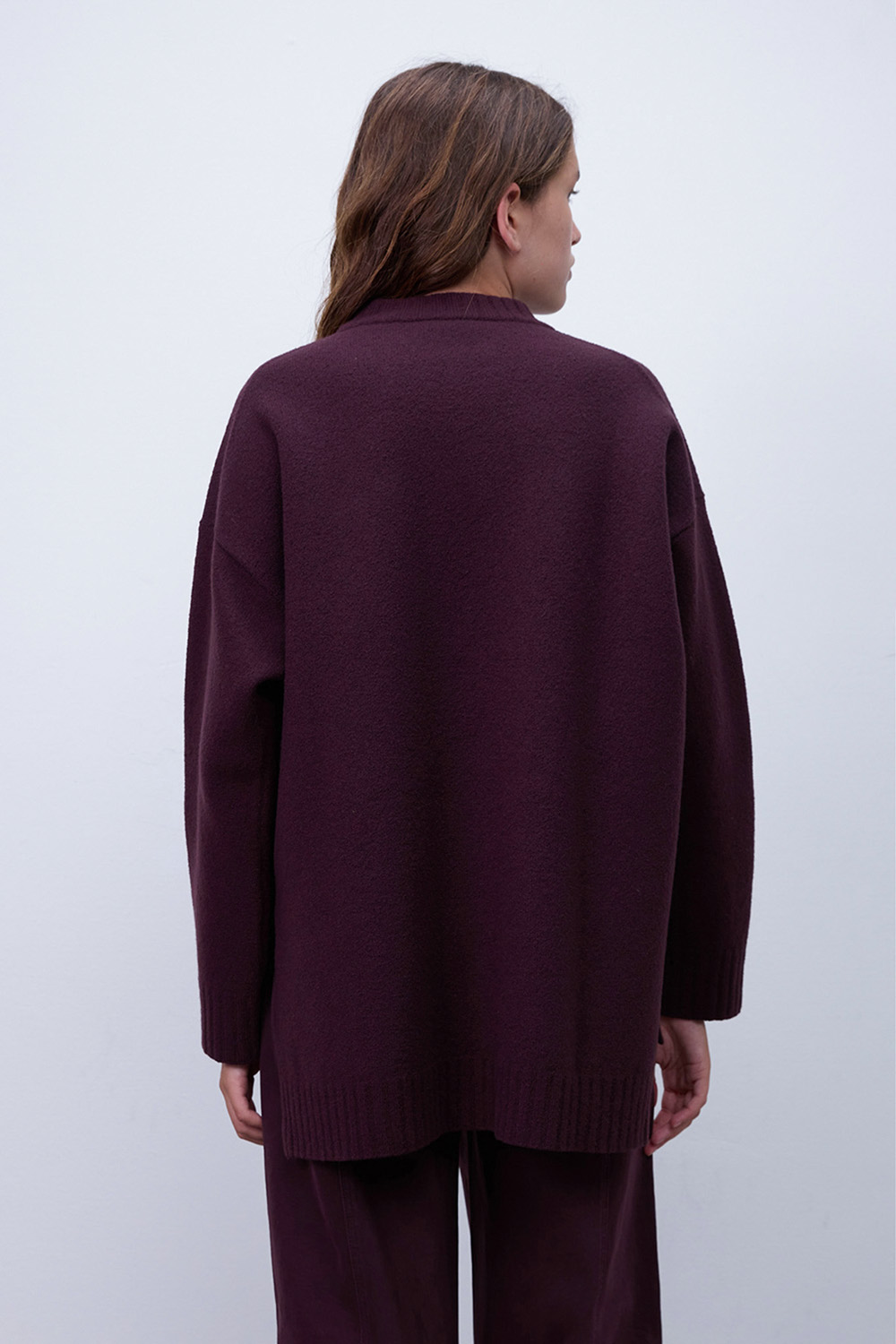 תמונת דוגמן אחורית של סוודר אוברסייז