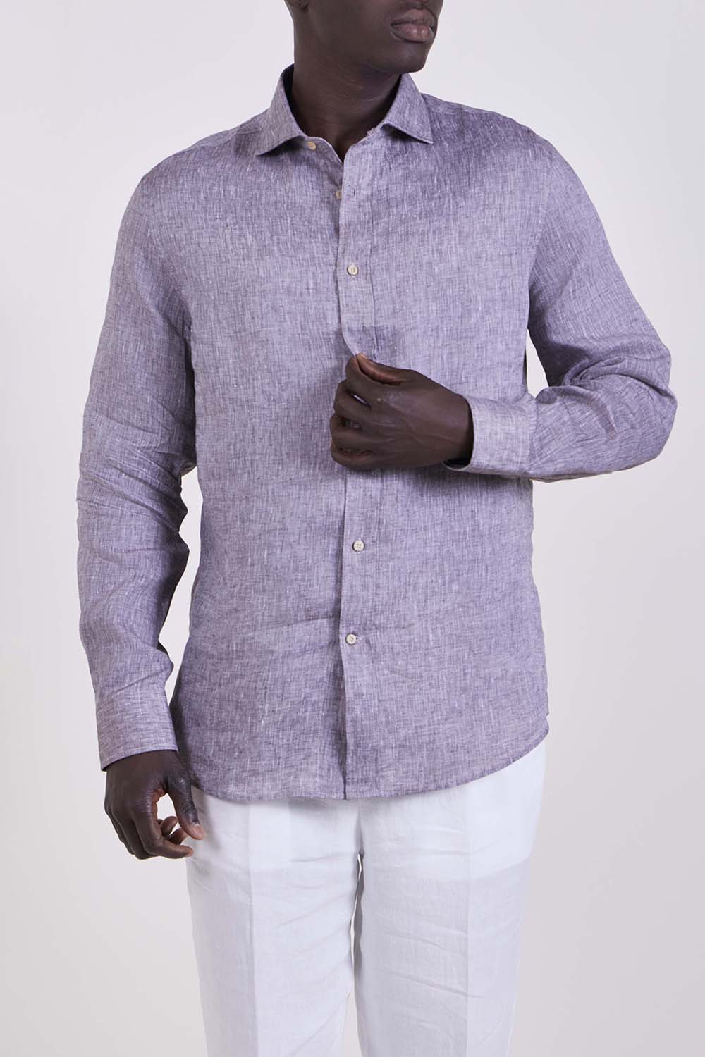 תמונת דוגמן קידמית של חולצה מכופתרת בגזרה משוחררת