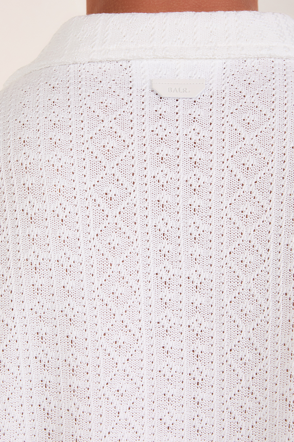 תמונת תקריב דוגמן של חולצת סריג מכופתרת