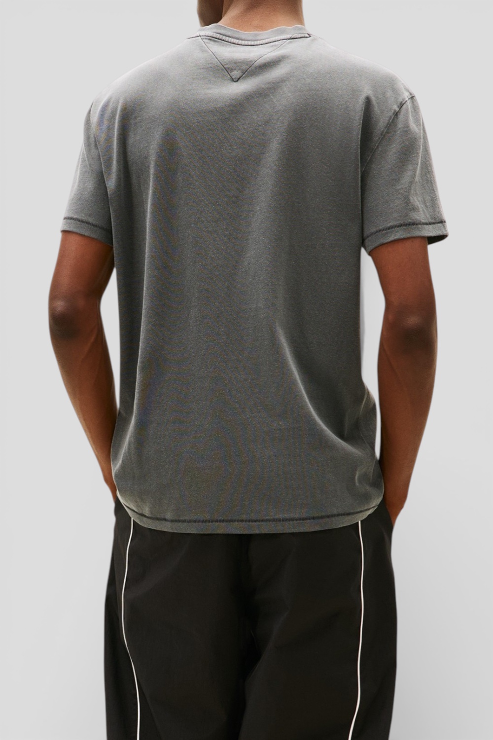 תמונת דוגמן אחורית של חולצת טי