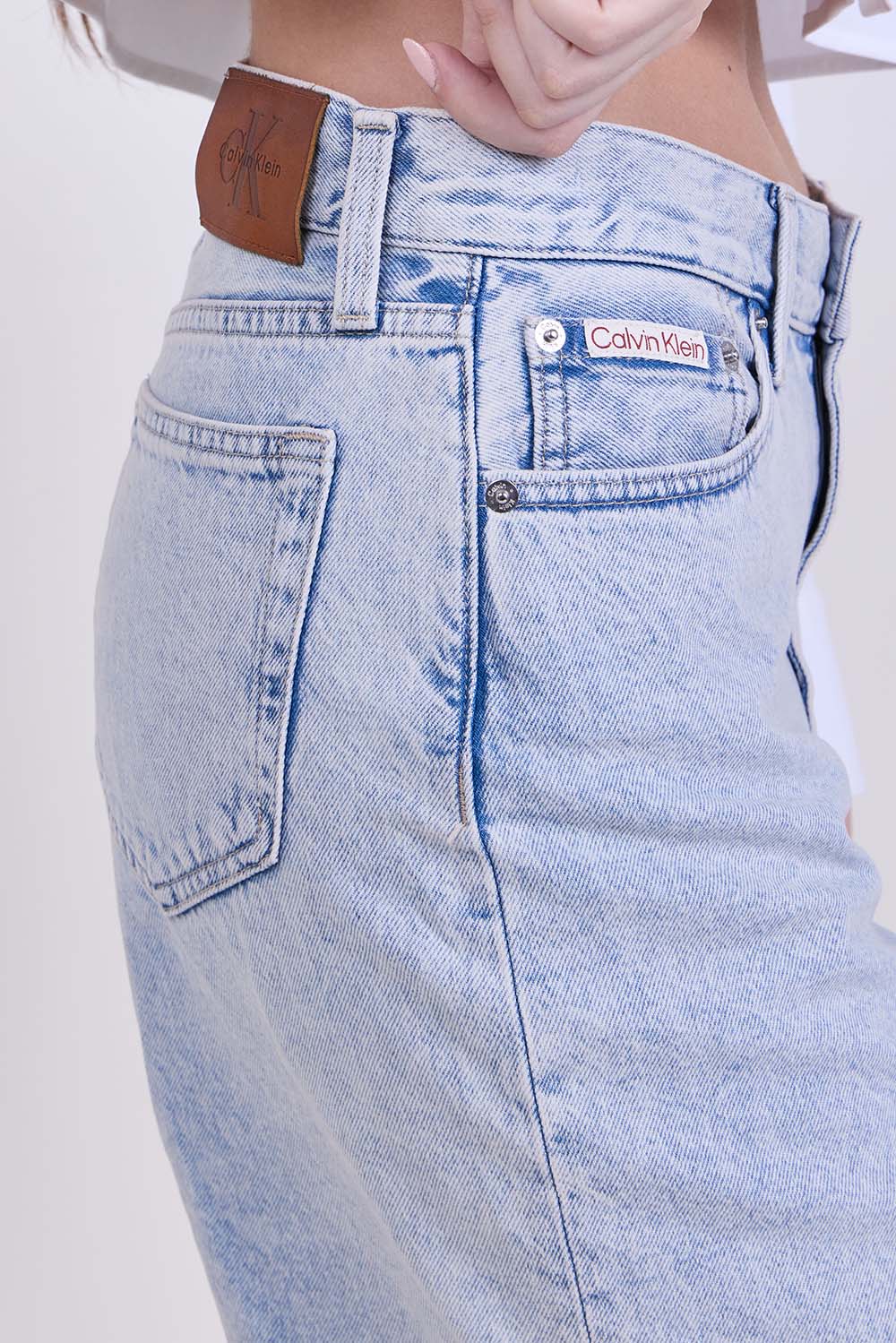 תמונת תקריב דוגמן של מכנסי ג'ינס קצרים