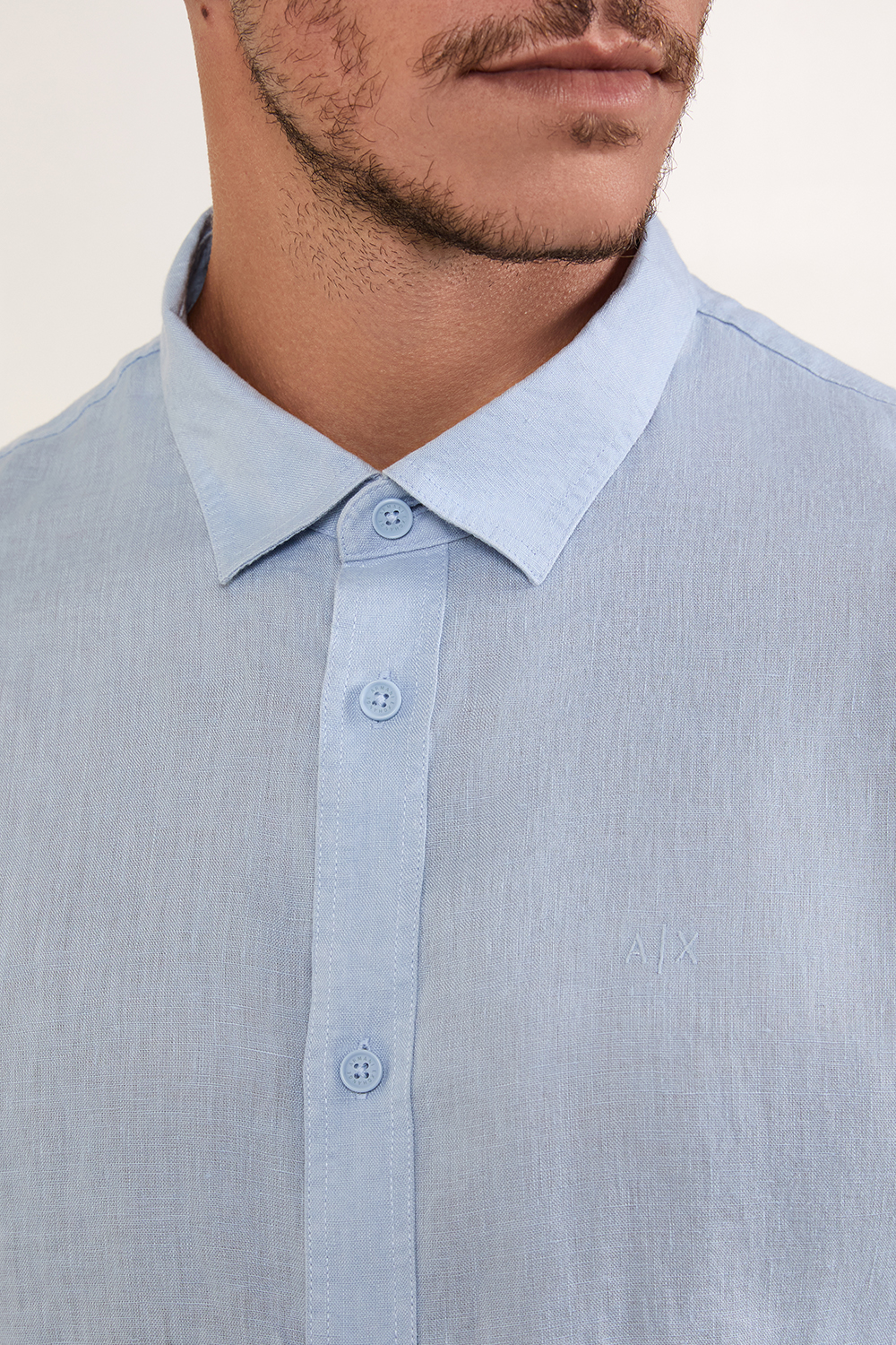 תמונת תקריב דוגמן של חולצת כפתורים מפשתן