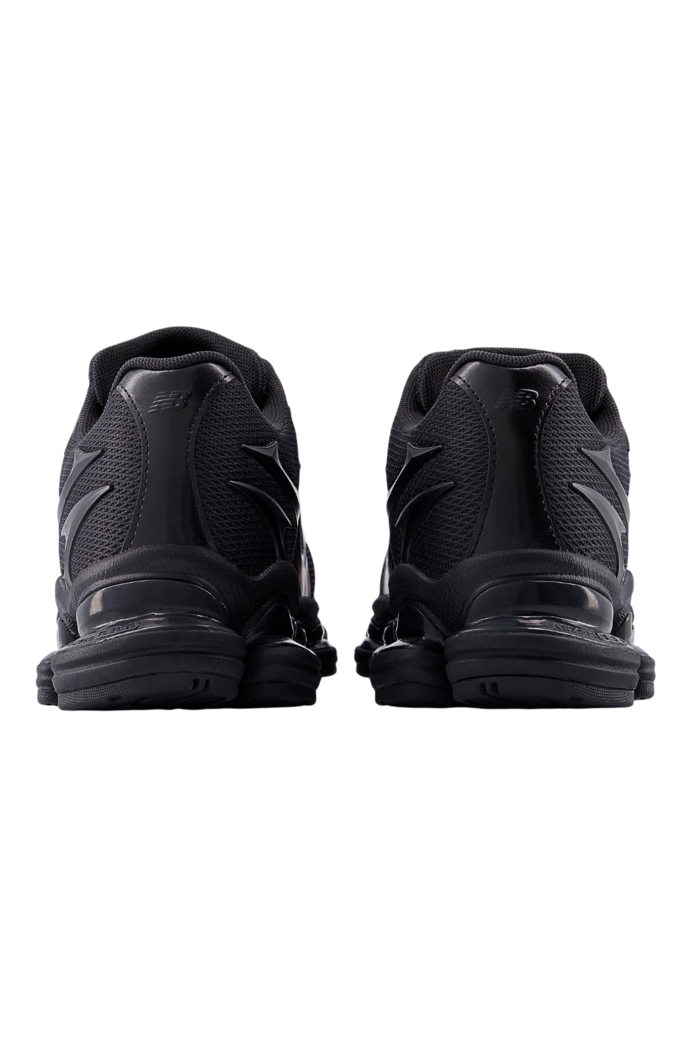 תמונת תקריב של נעלי סניקרס 2000