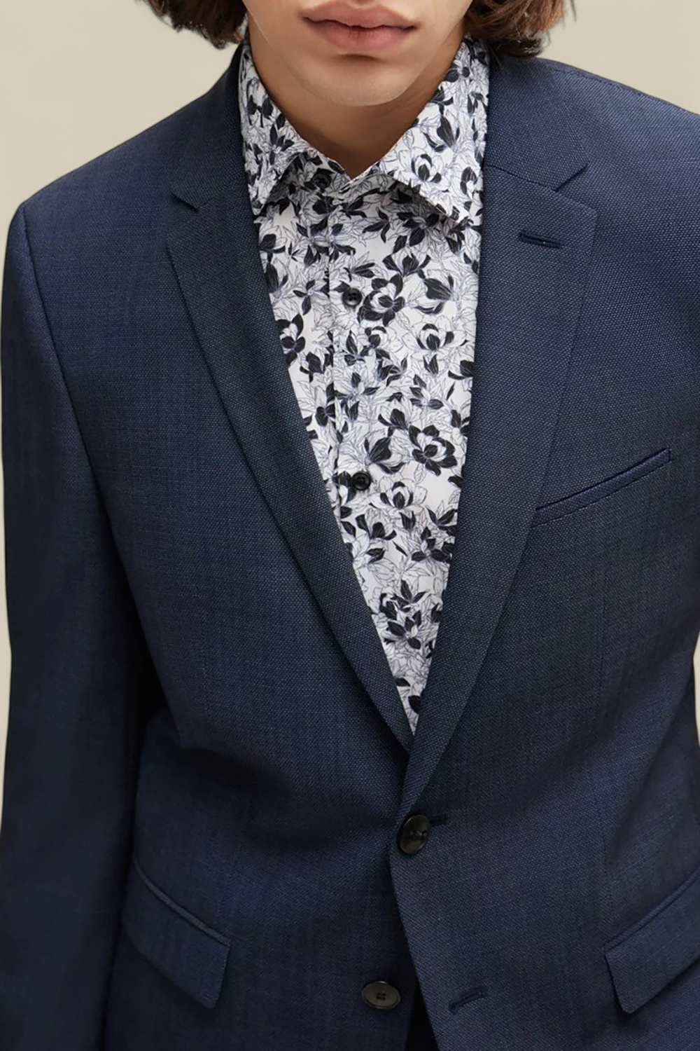 תמונת תקריב דוגמן של בלייזר מחויט