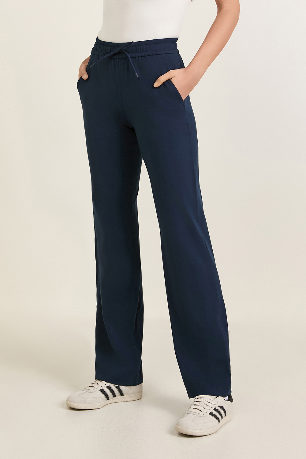 תמונת דוגמן קידמית של Soft Jersey Straight-Leg Mid-Rise Pant *REG