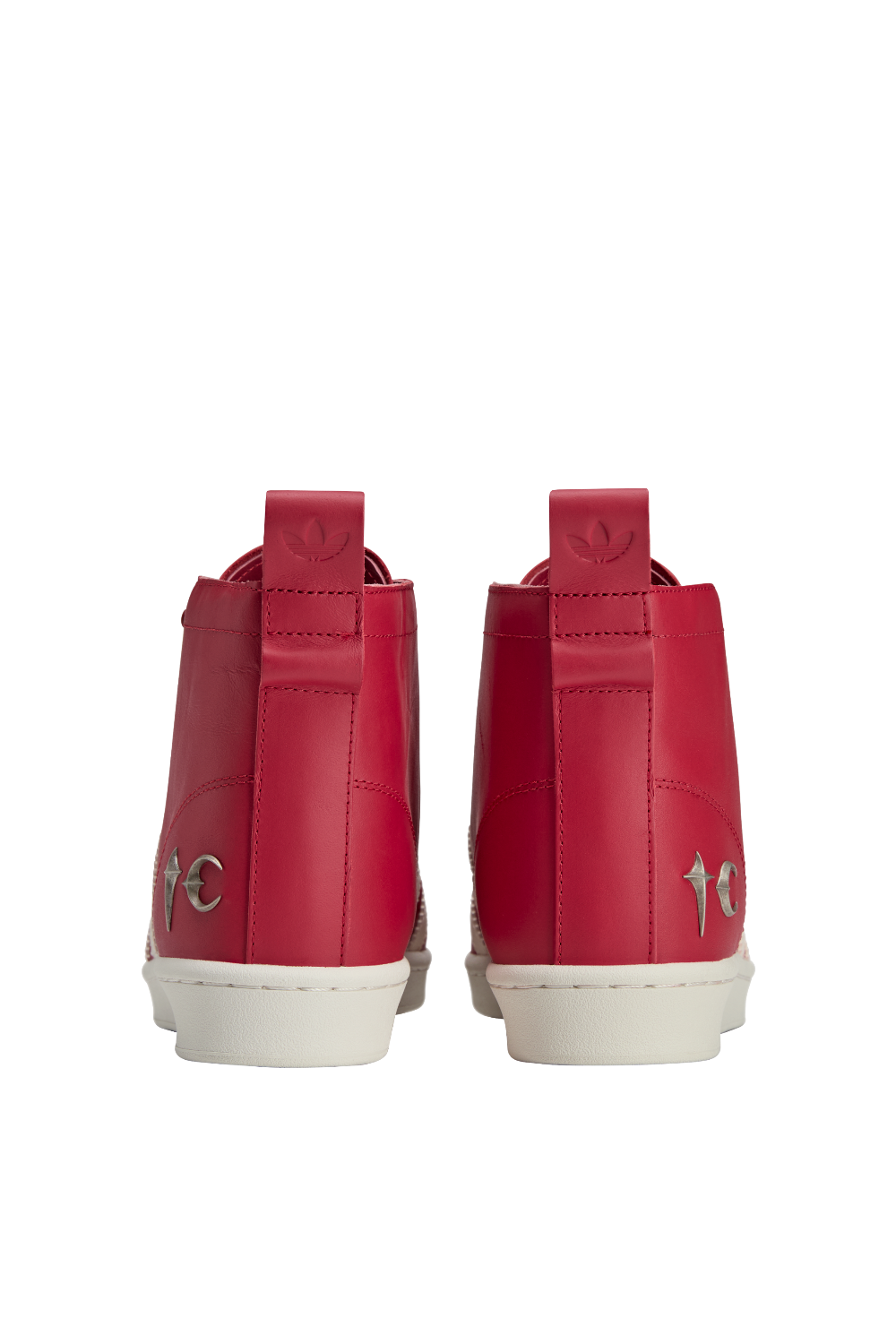 תמונת תקריב של נעלי סניקרס גבוהות אדידס X טאג קלאב