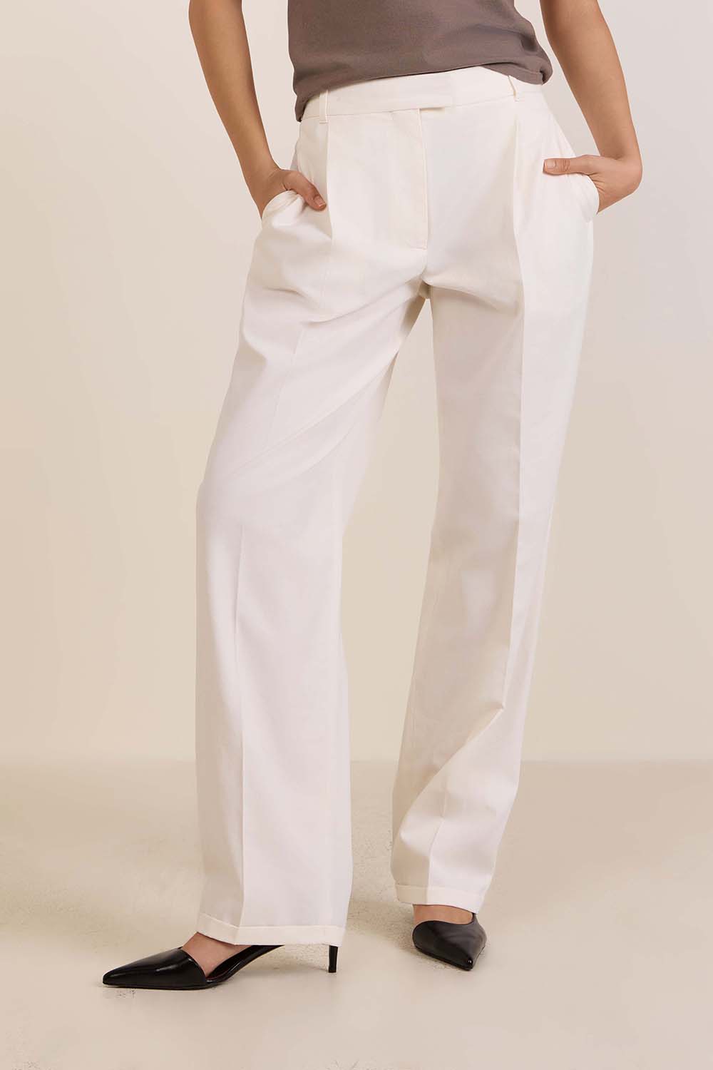 תמונת דוגמן קידמית של מכנסיים מחוייטים