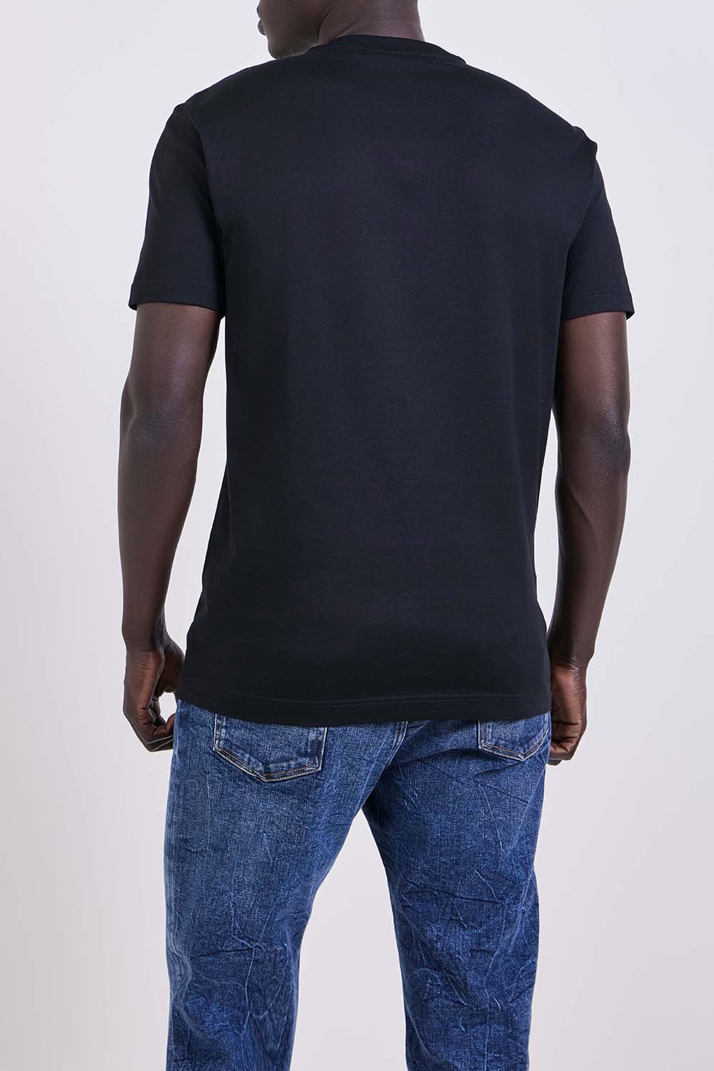 תמונת דוגמן אחורית של חולצת טי