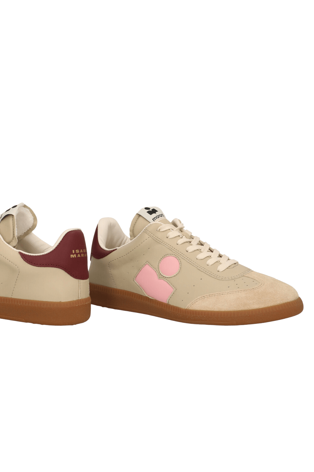 תמונת תקריב של נעלי סניקרס