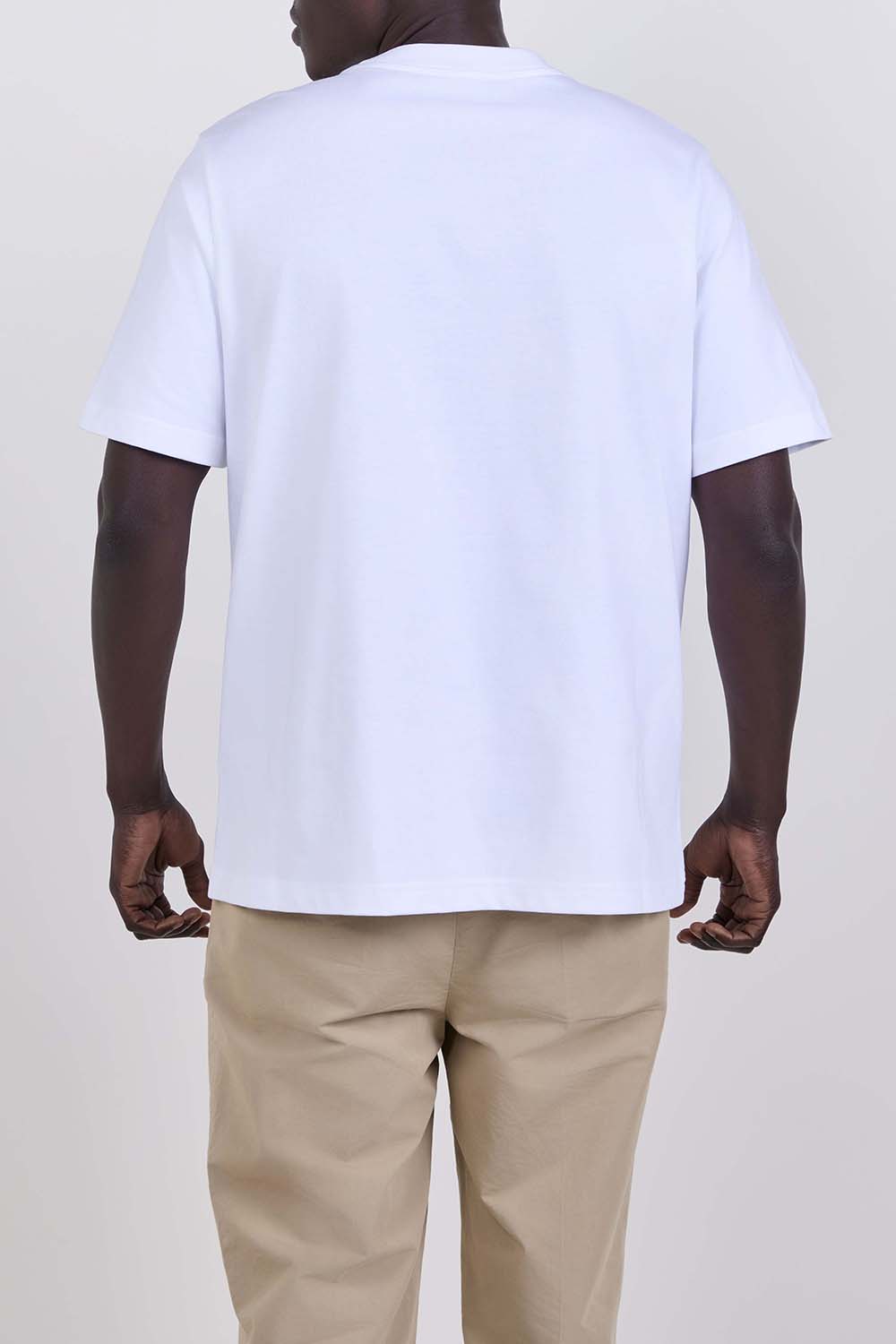 תמונת דוגמן אחורית של חולצת טי