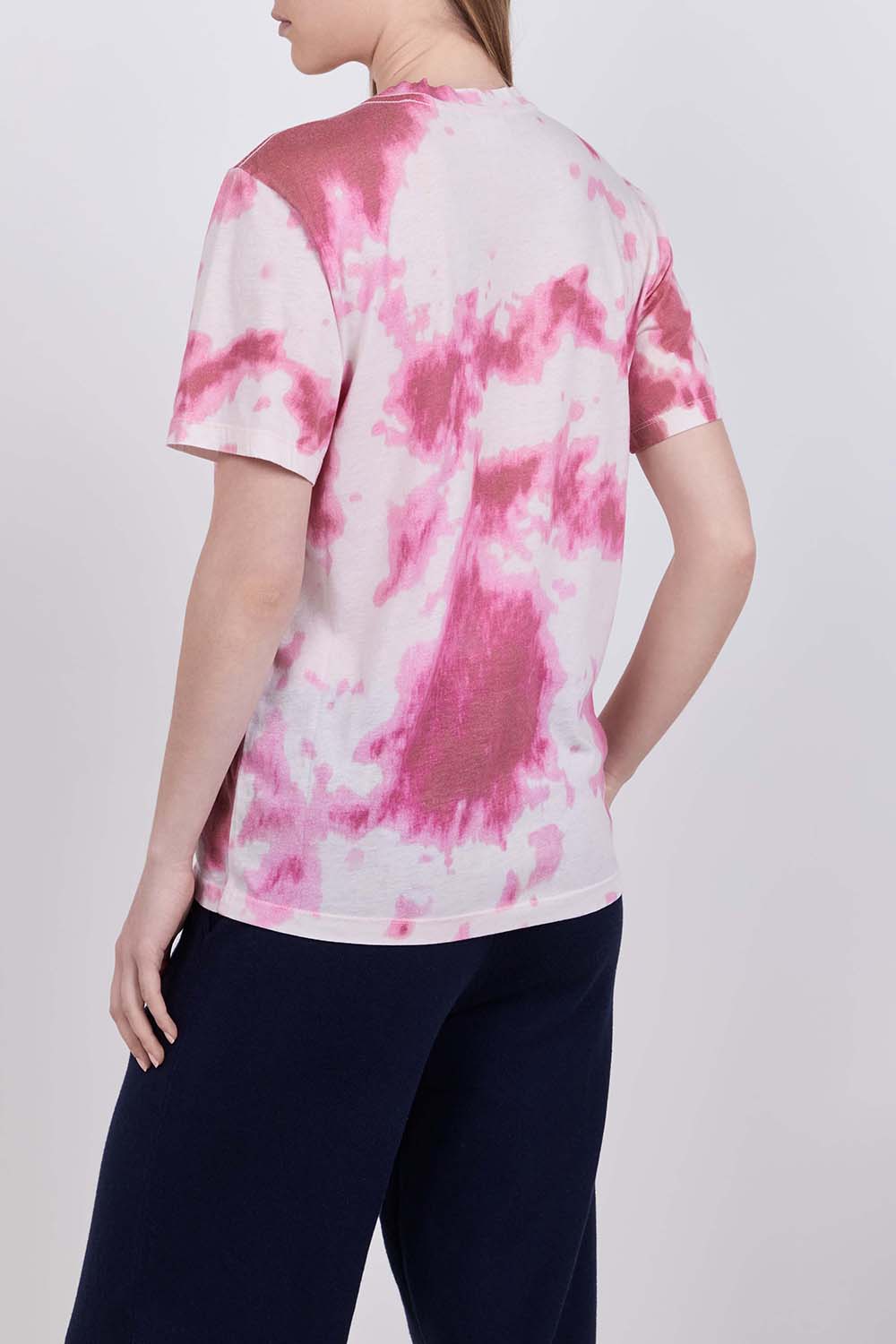 תמונת דוגמן אחורית של חולצת טי בגזרה משוחררת