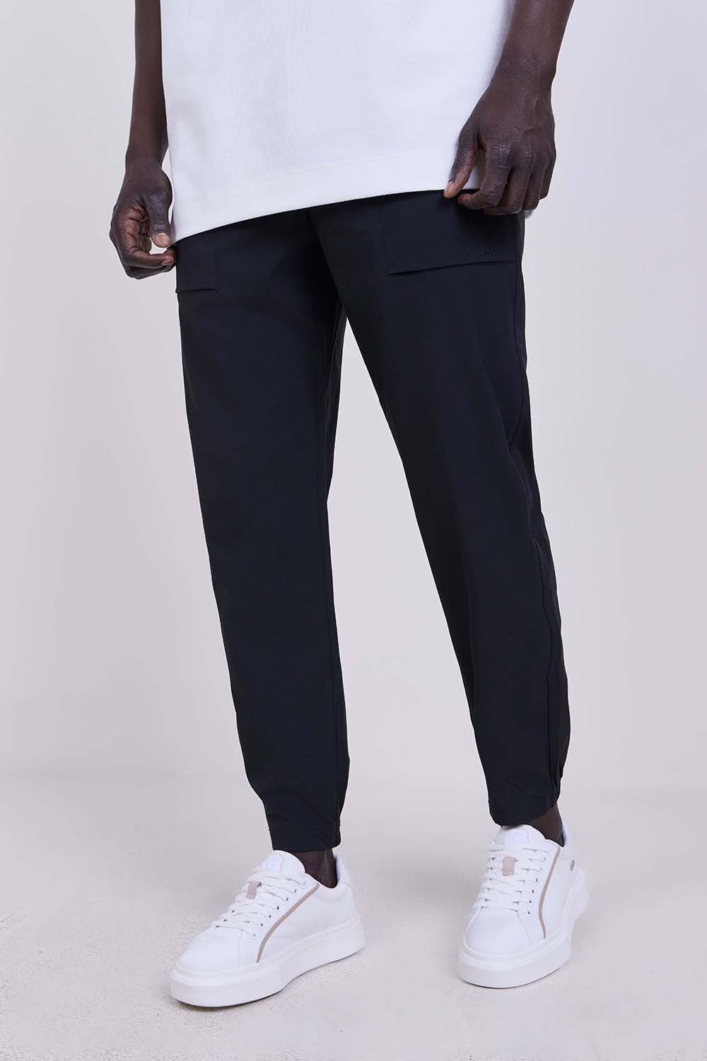 תמונת דוגמן קידמית של מכנסיים ארוכים