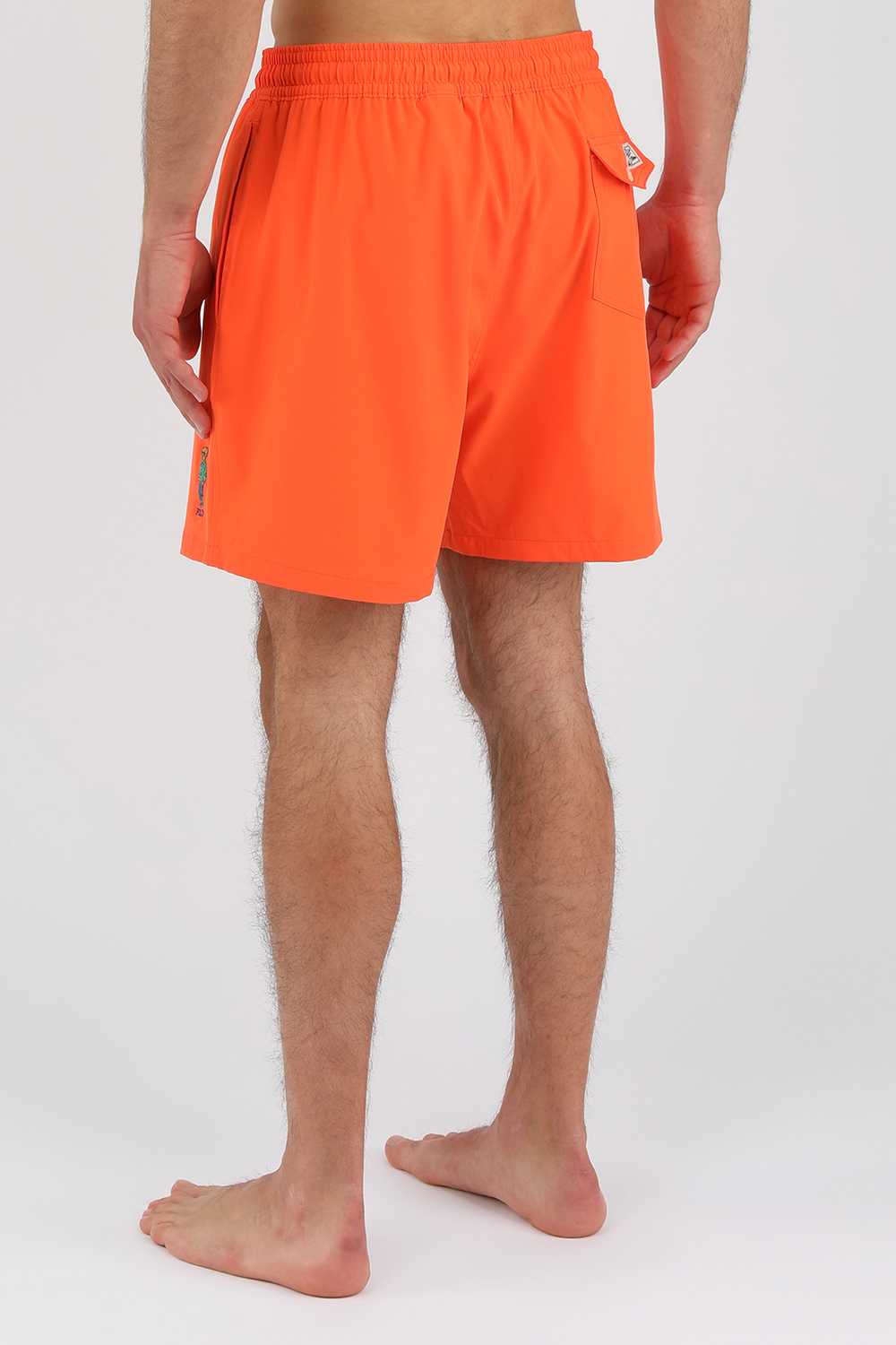 תמונת דוגמן אחורית של בגד ים קצר כתום עם לוגו דובי