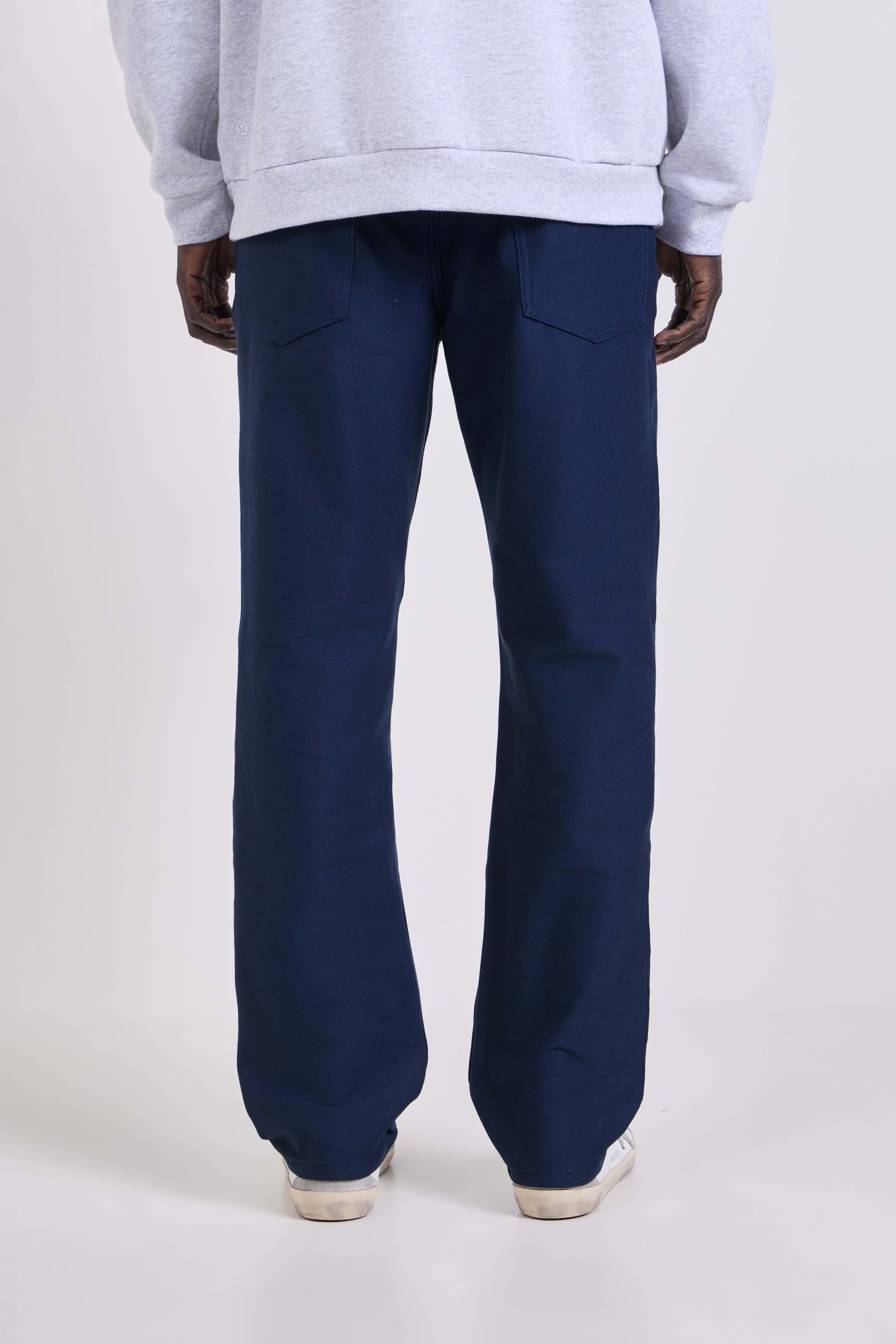 תמונת דוגמן אחורית של EasyFive Classic-Straight Pant 32L