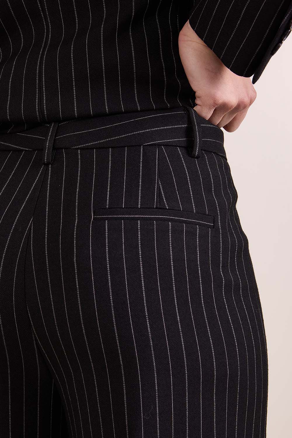 תמונת תקריב דוגמן של מכנסיים מחויטים בגזרה גבוהה