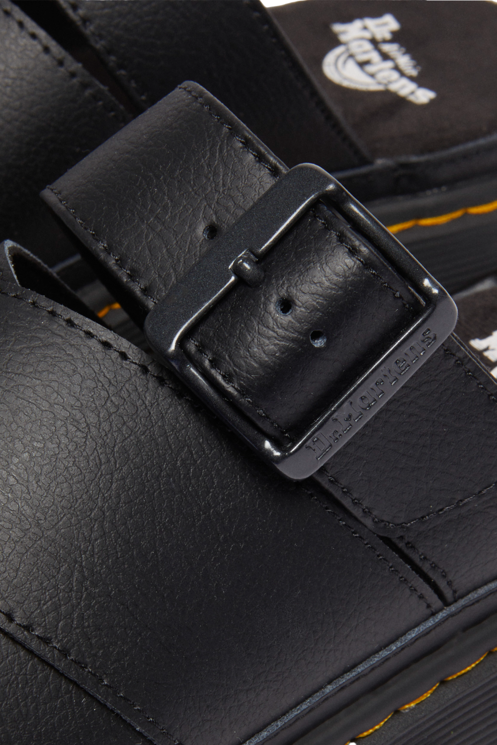 תמונת תקריב של כפכפי סלייד מטיסון