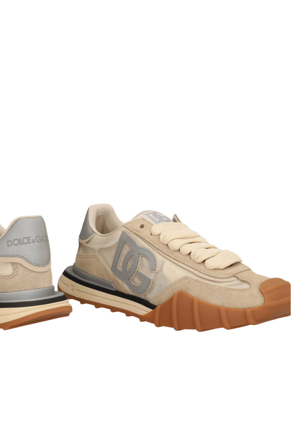 תמונת תקריב של נעלי סניקרס