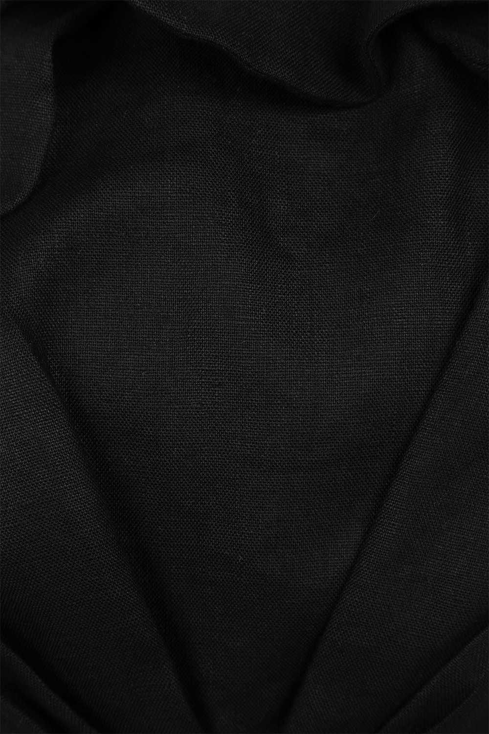 תמונת תקריב של שמלת מיני עם קשירה בגוון שחור