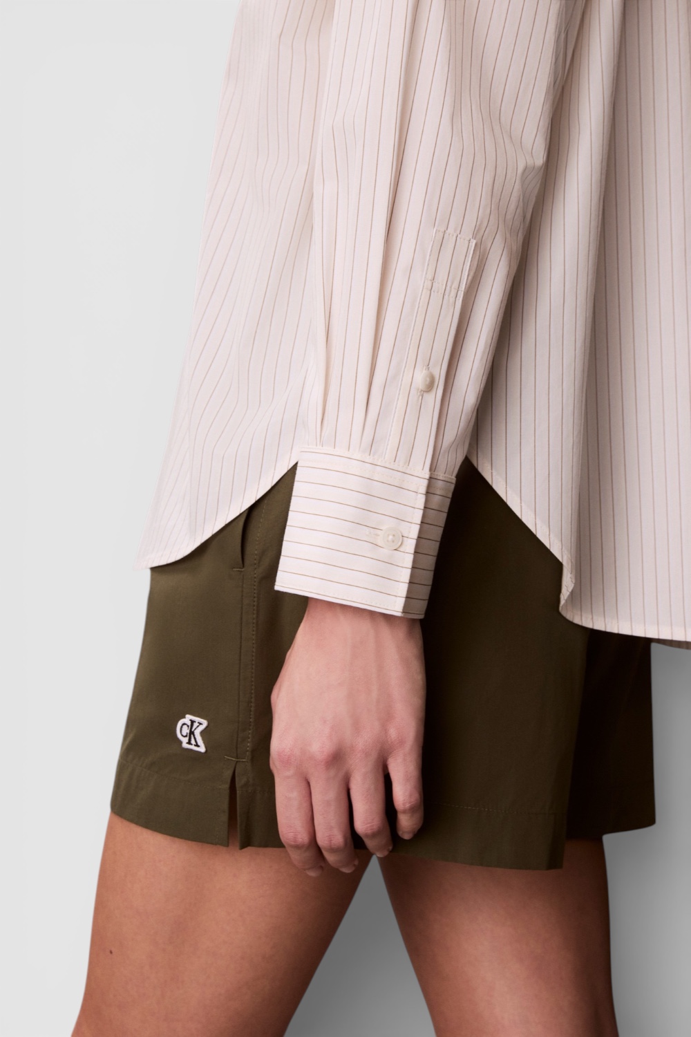 תמונת תקריב דוגמן של חולצה מכופתרת