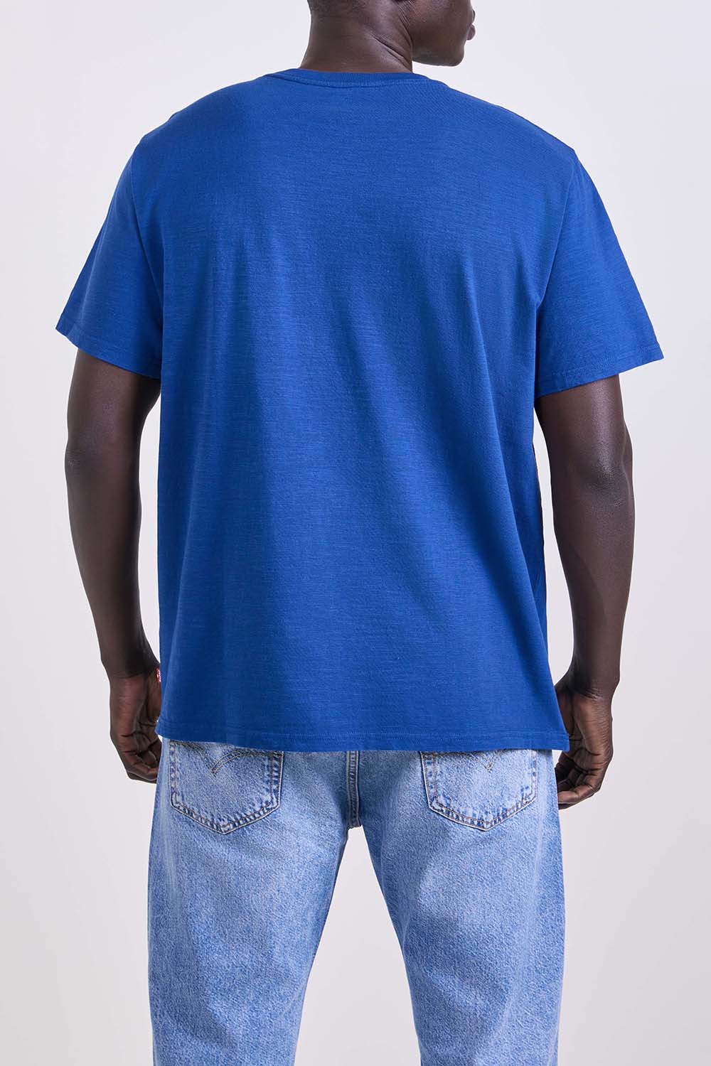 תמונת דוגמן אחורית של חולצת טי בגזרה משוחררת