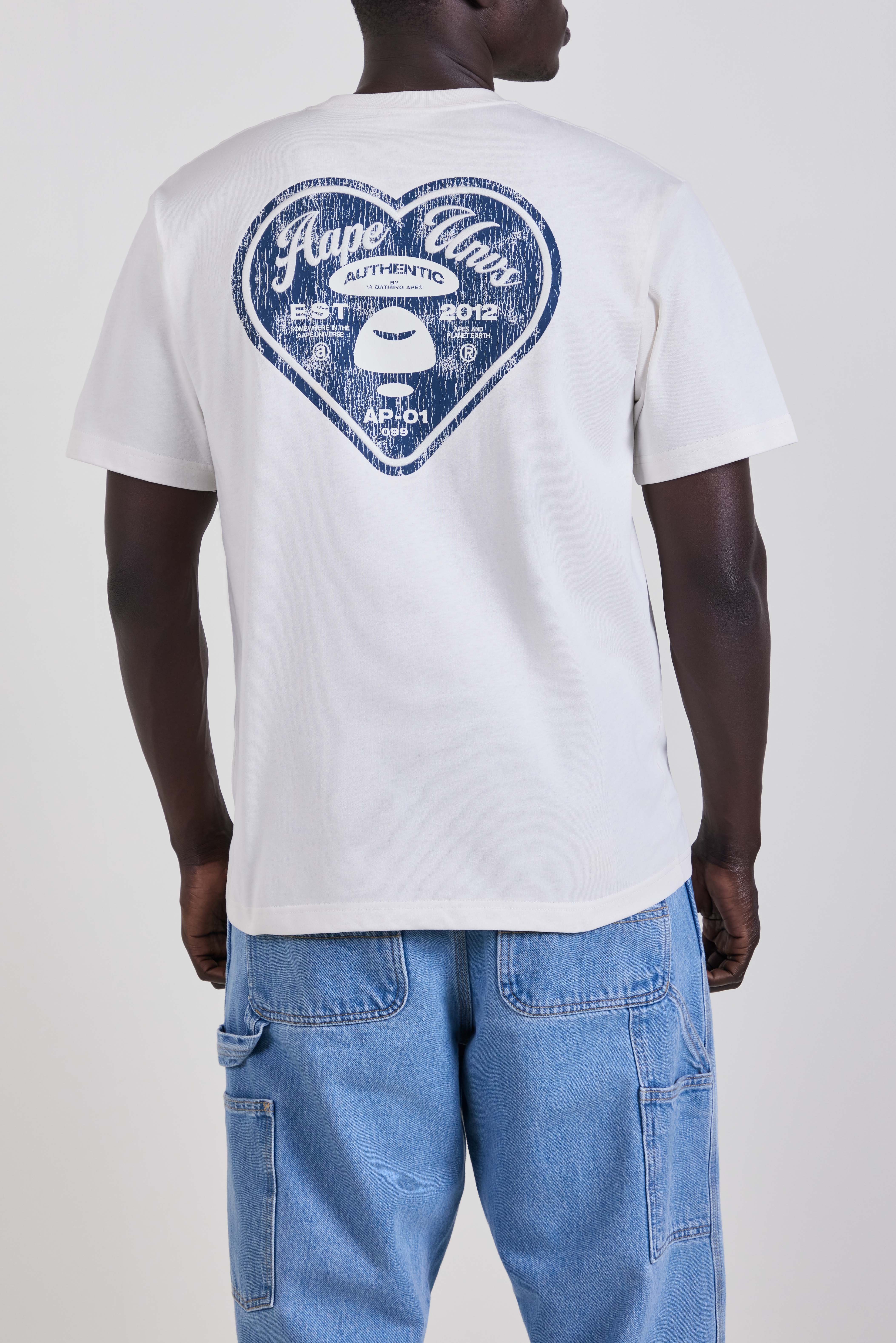 תמונת דוגמן אחורית של חולצת טי בגזרה ישרה