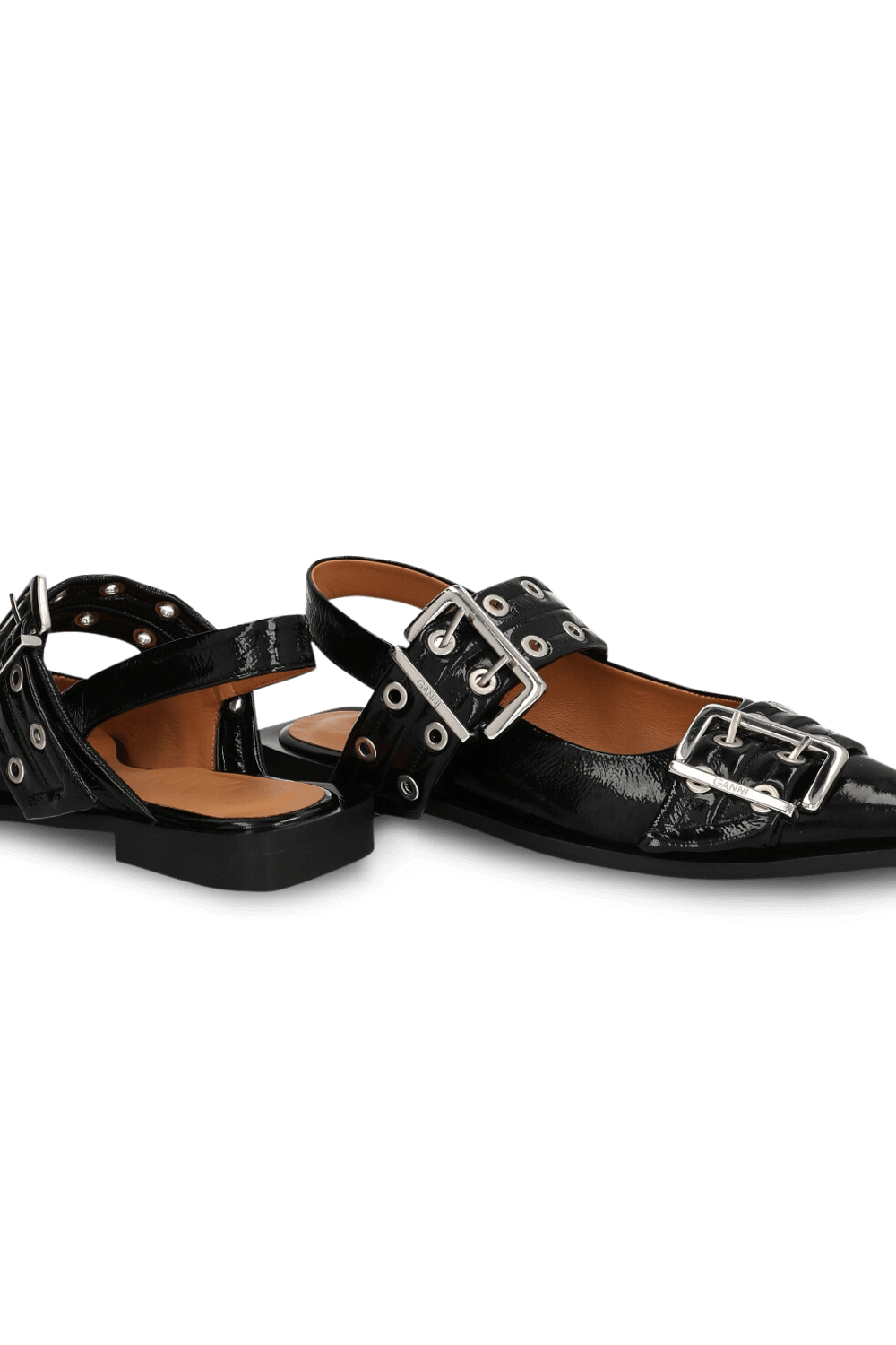 תמונת תקריב של נעליים שטוחות