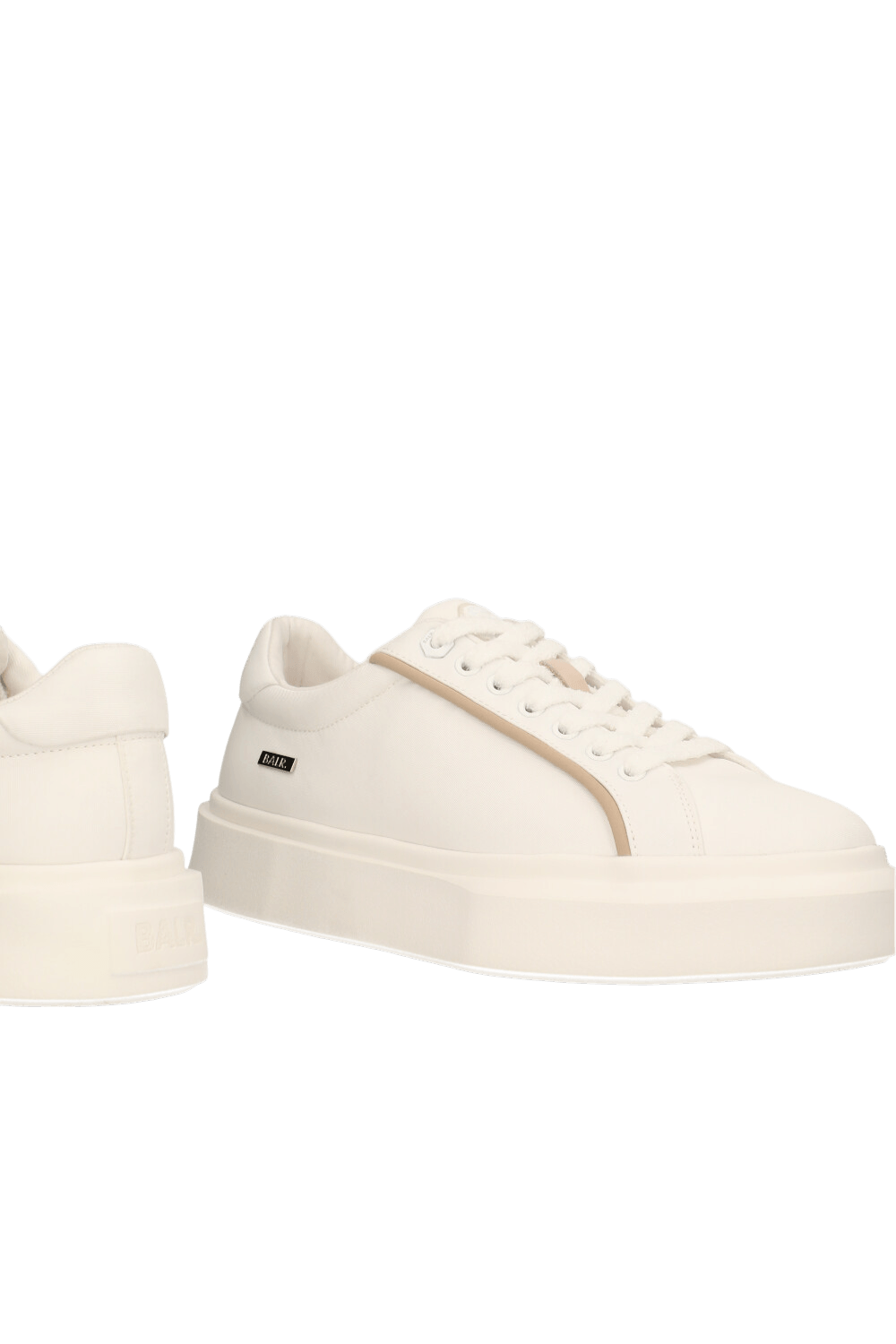 תמונת תקריב של נעלי סניקרס עור