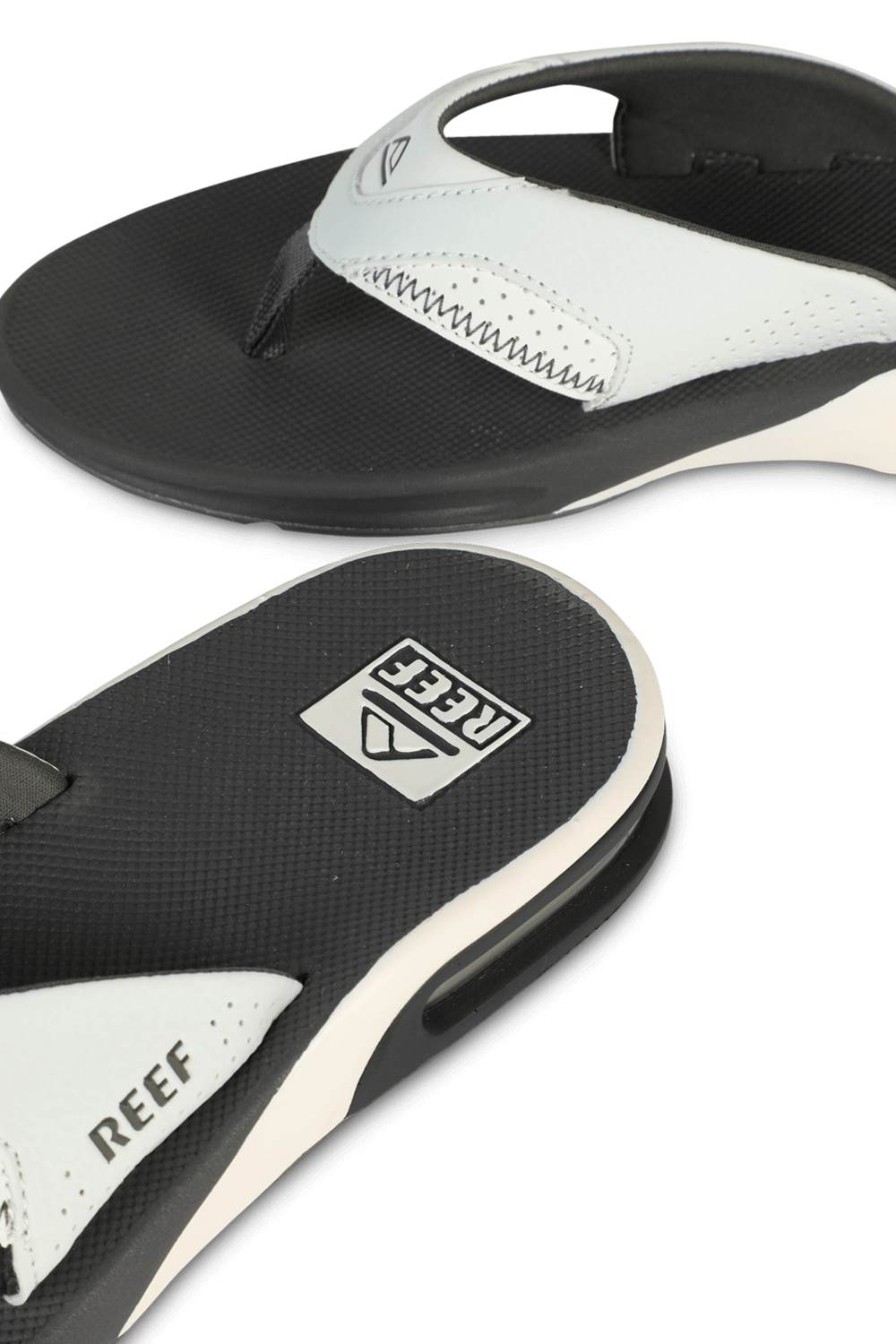 תמונת תקריב של Fanning Flip Flop in Grey and White