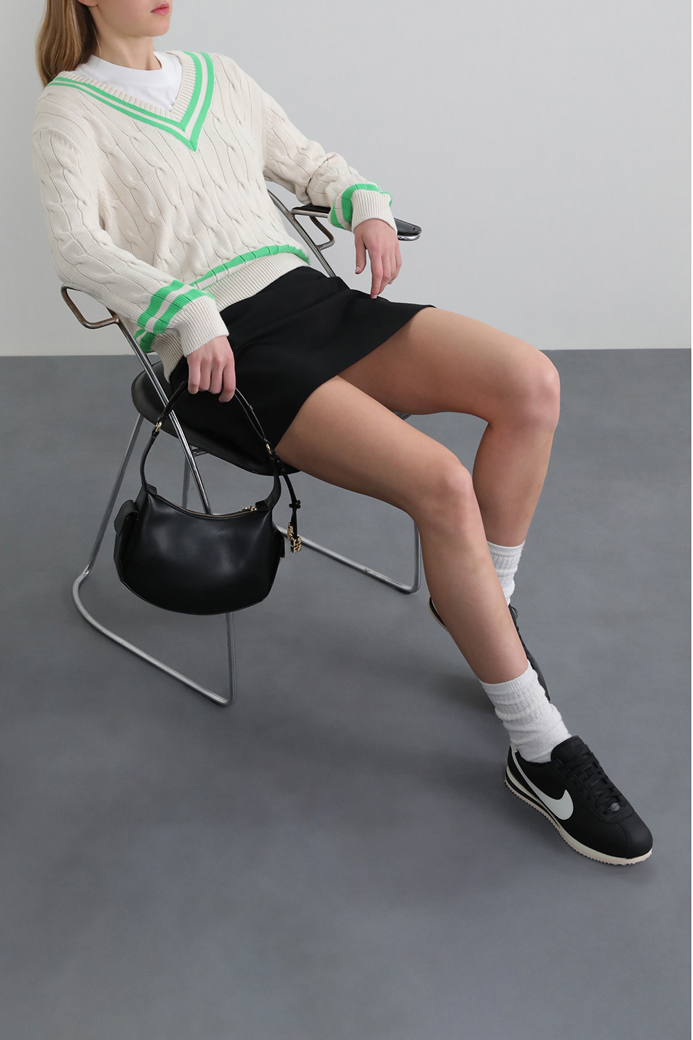 תמונת דוגמן קידמית של נעלי סניקרס