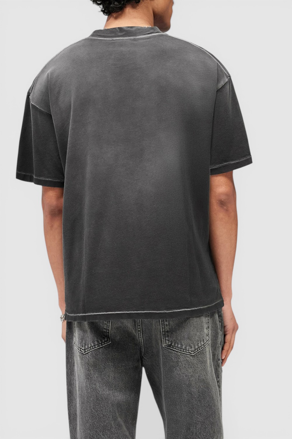 תמונת דוגמן אחורית של חולצת טי אוברסייז